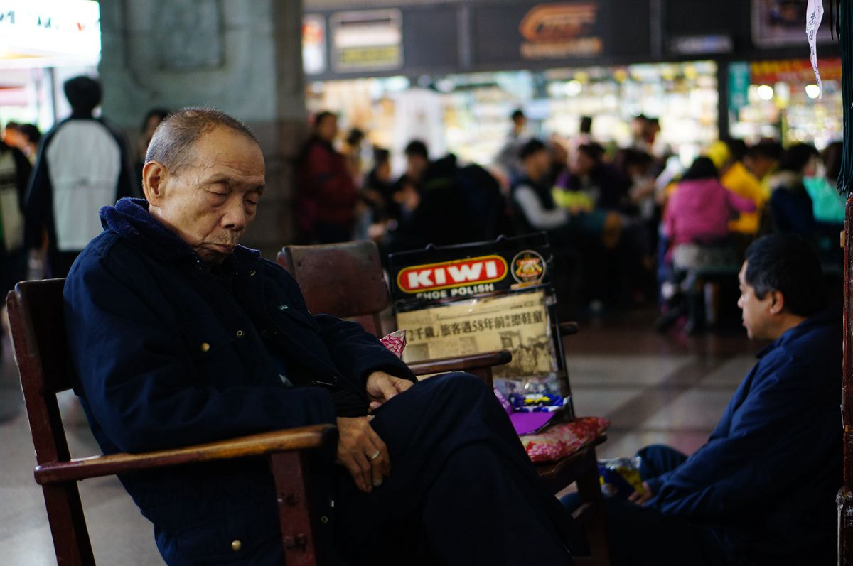 Sony Alpha NEX-5N + Sony E 50mm F1.8 OSS sample photo. Shoeshine man at taichung station. photography