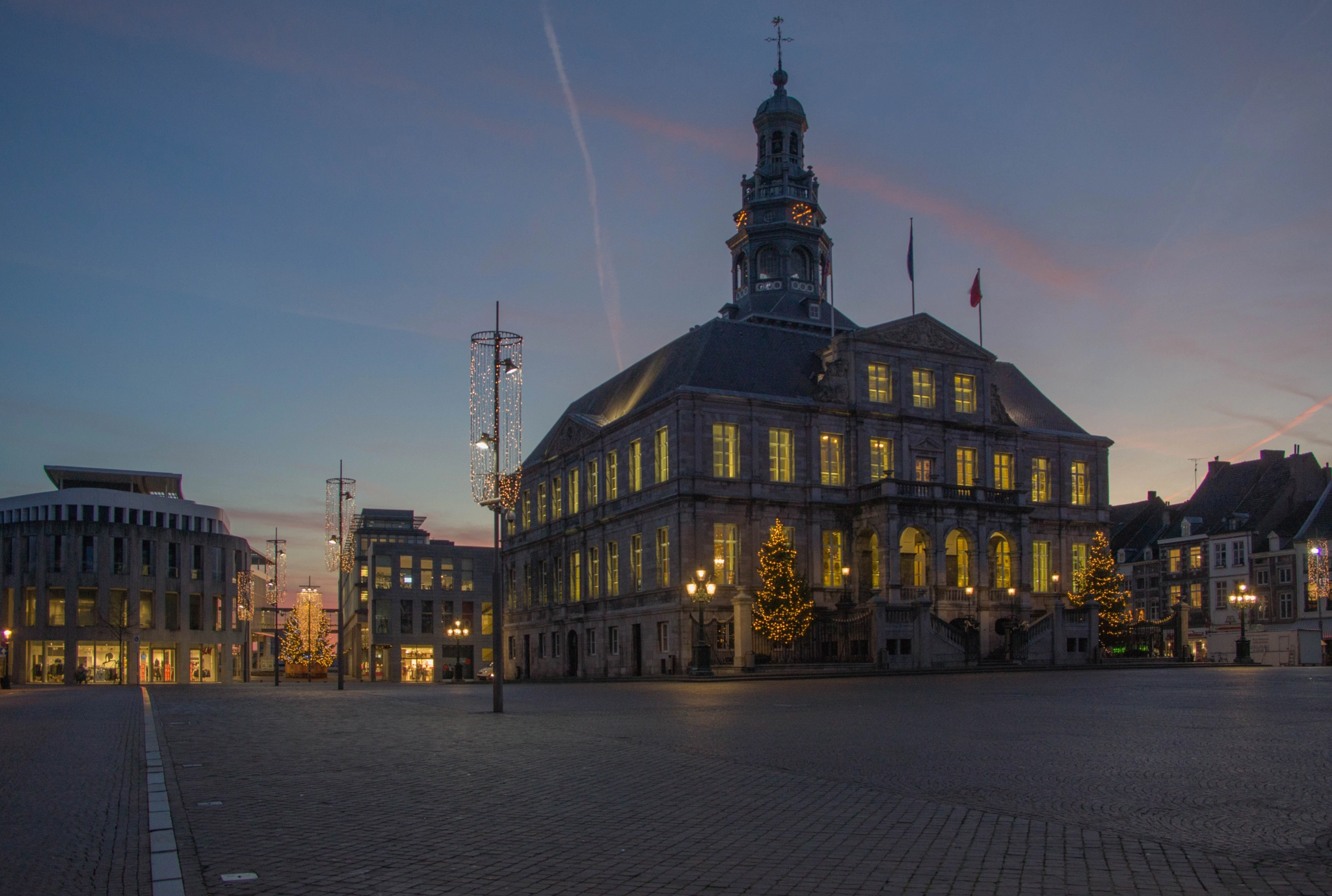 Minolta AF 28-80mm F3.5-5.6 II sample photo. City hall photography