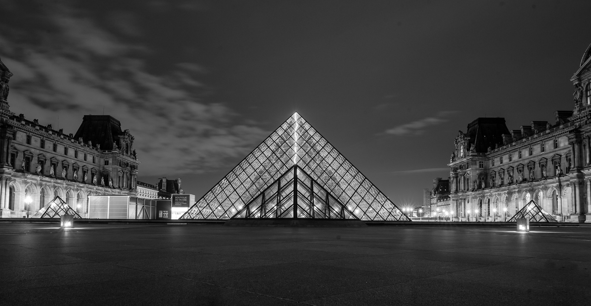 Nikon D3 + Nikon AF-S Nikkor 24mm F1.4G ED sample photo. Le louvre, la nuit photography
