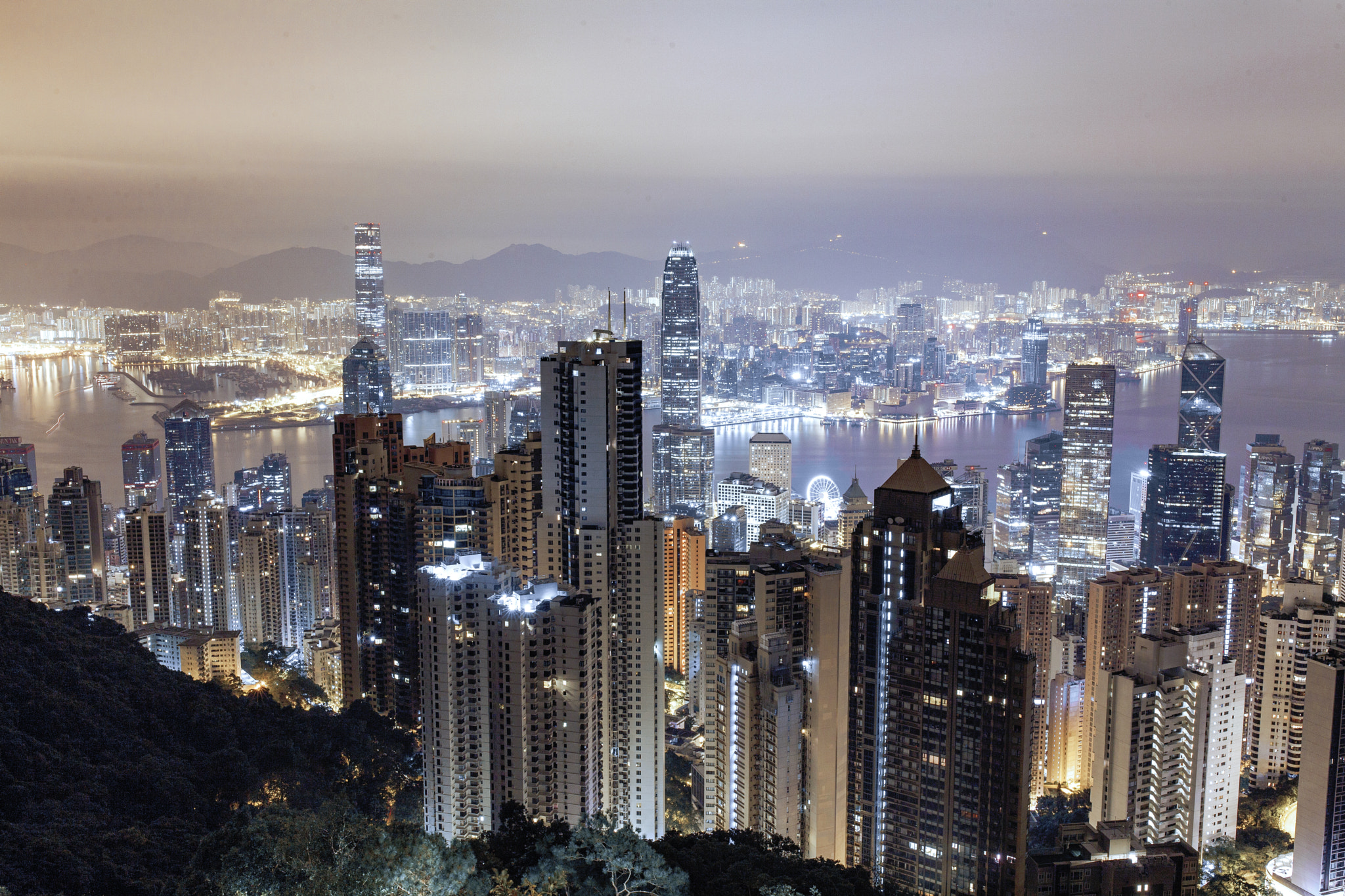 Canon EF 35mm F1.4L II USM sample photo. Hong kong standard.jpg photography