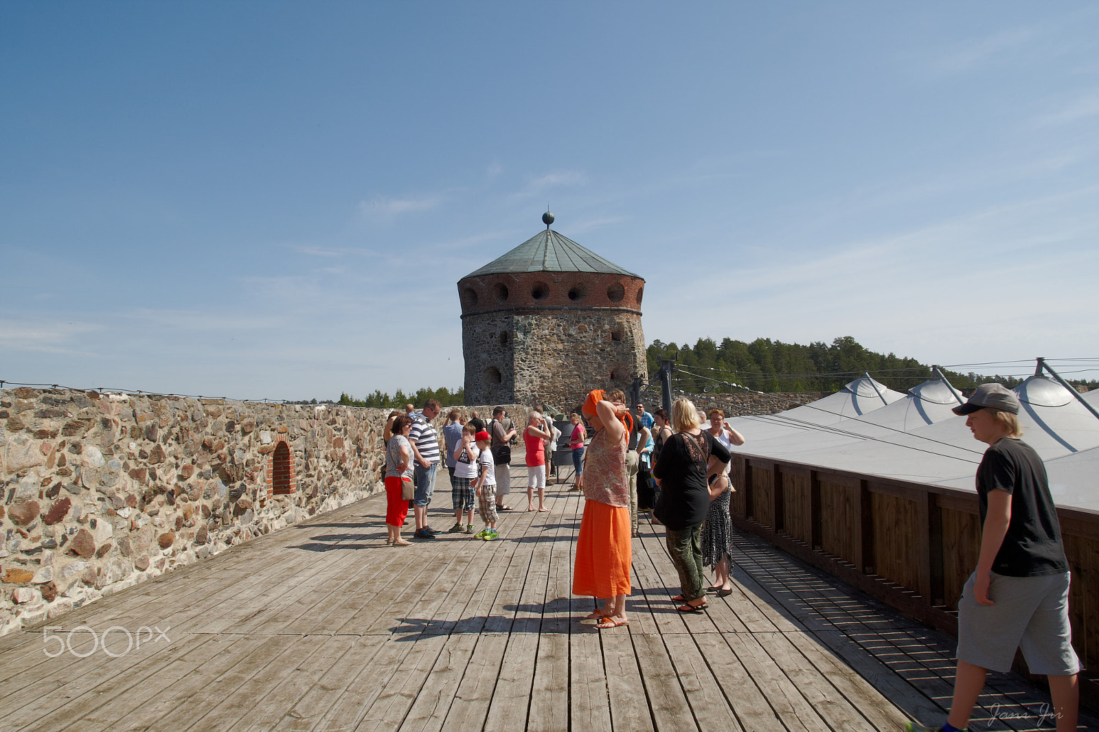 Canon EF 20-35mm f/2.8L sample photo. Tourists at olavinlinna photography