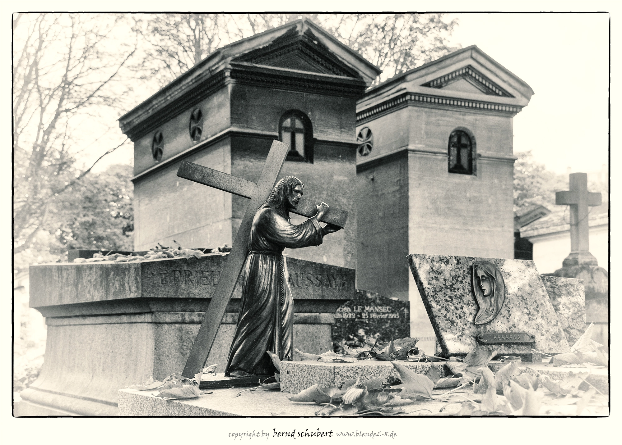 Sigma 18-250mm F3.5-6.3 DC OS HSM sample photo. Cimetière de montmartre photography
