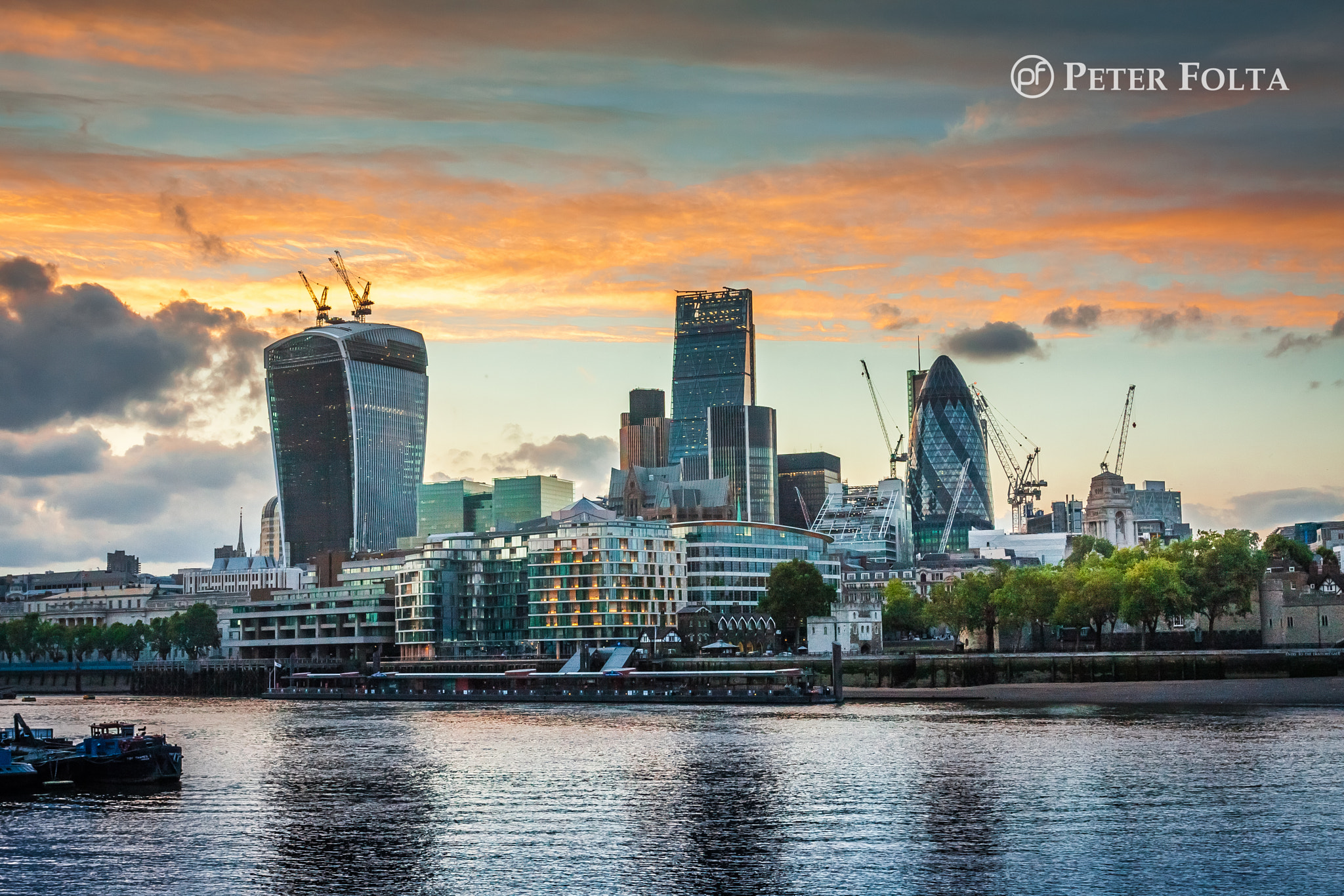 Canon EOS 450D (EOS Rebel XSi / EOS Kiss X2) + Canon EF 17-40mm F4L USM sample photo. Sunset over city of london photography