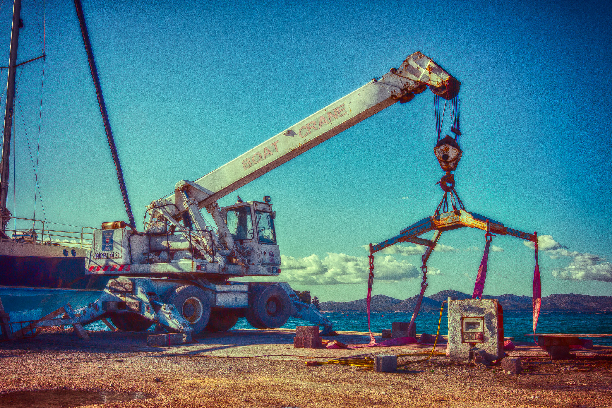 AF Zoom-Nikkor 28-70mm f/3.5-4.5D sample photo. Crane photography