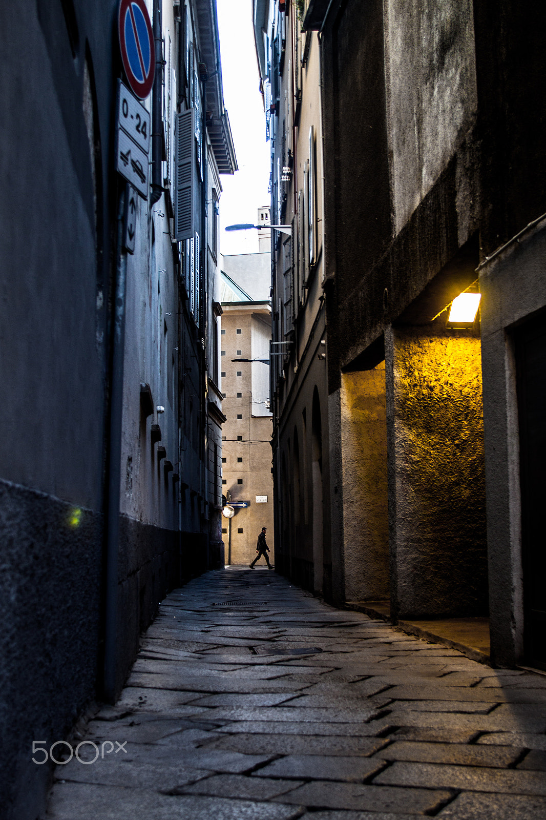EF28-70mm f/2.8L USM sample photo. Disturbing way..via stretta bagnera, milano photography