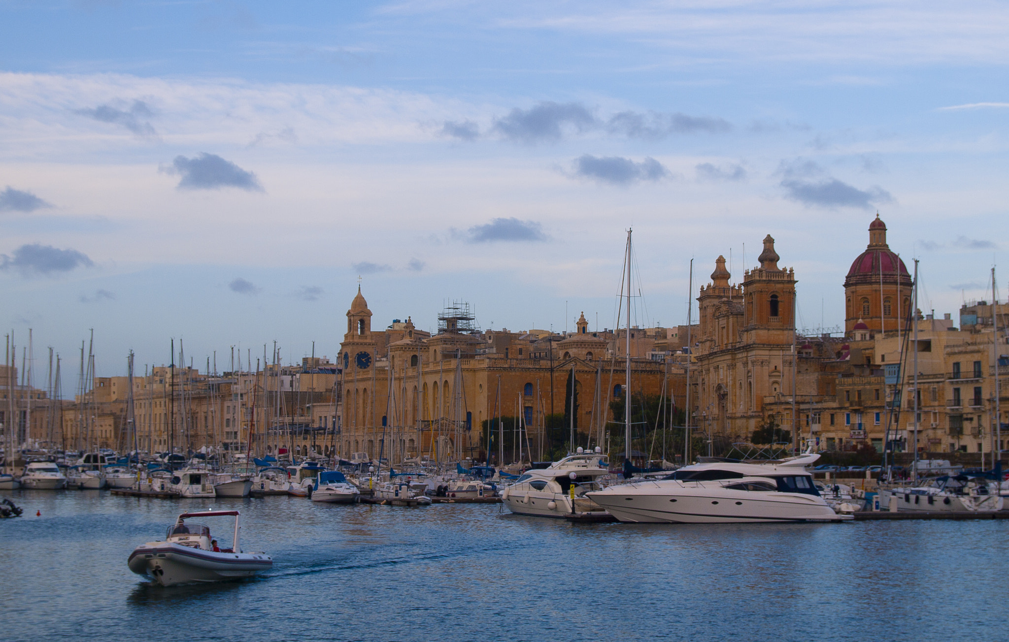 Olympus E-520 (EVOLT E-520) + SIGMA 18-50mm F2.8 DC sample photo. A glance to vittoriosa photography