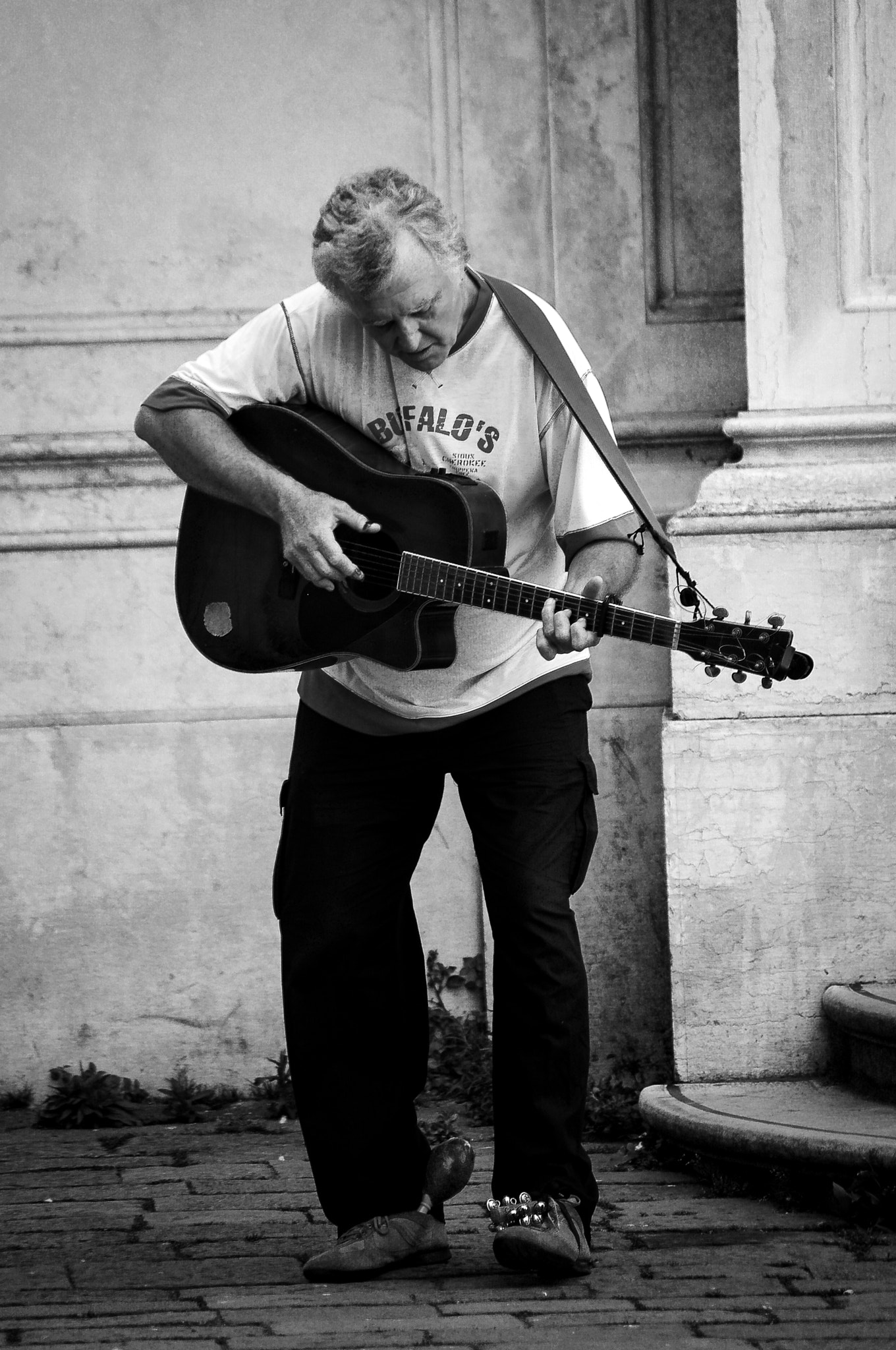 smc PENTAX-DA L 50-200mm F4-5.6 ED sample photo. La guitarra b&n photography