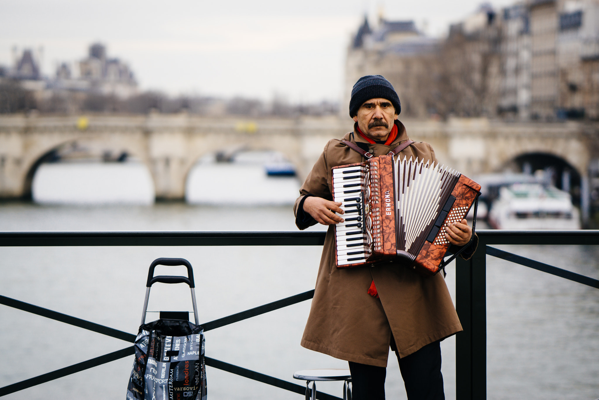 ZEISS Batis 85mm F1.8 sample photo. Accordeon player photography