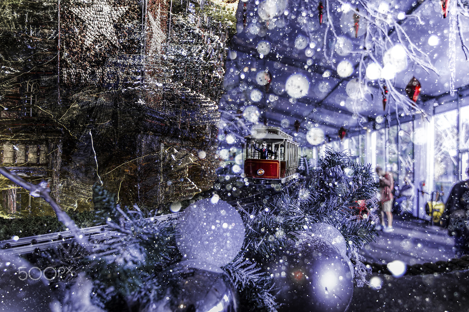 Canon EOS 1200D (EOS Rebel T5 / EOS Kiss X70 / EOS Hi) sample photo. Macy's @ holiday train show photography