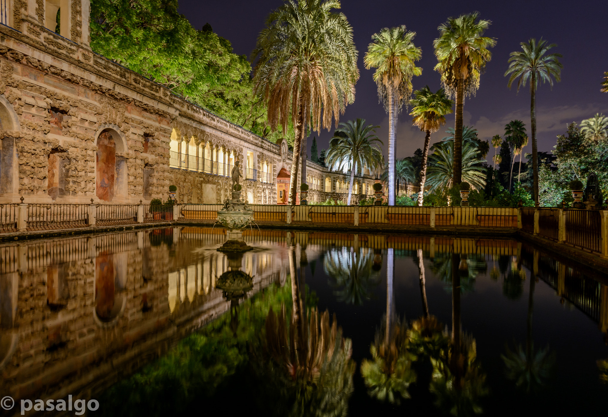 Nikon D5200 + Sigma 15mm F2.8 EX DG Diagonal Fisheye sample photo. Alcazar de sevilla photography