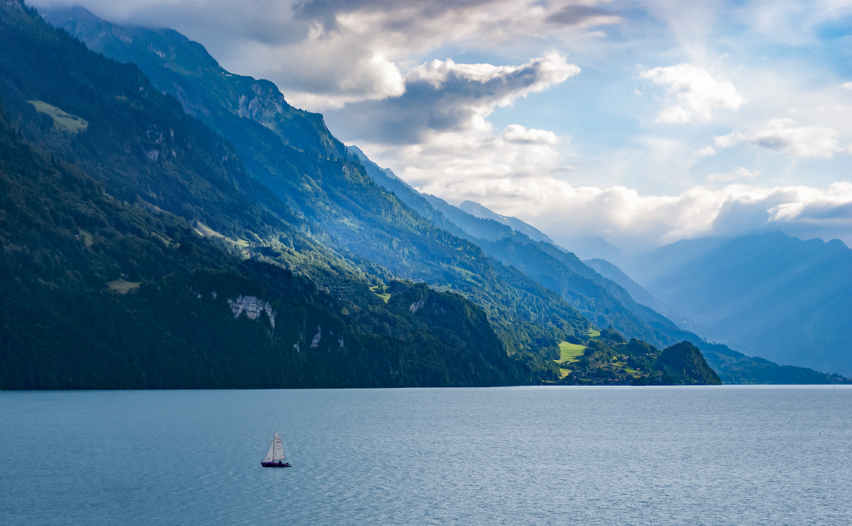 AF Zoom-Nikkor 28-105mm f/3.5-4.5D IF sample photo. Lake brienz photography