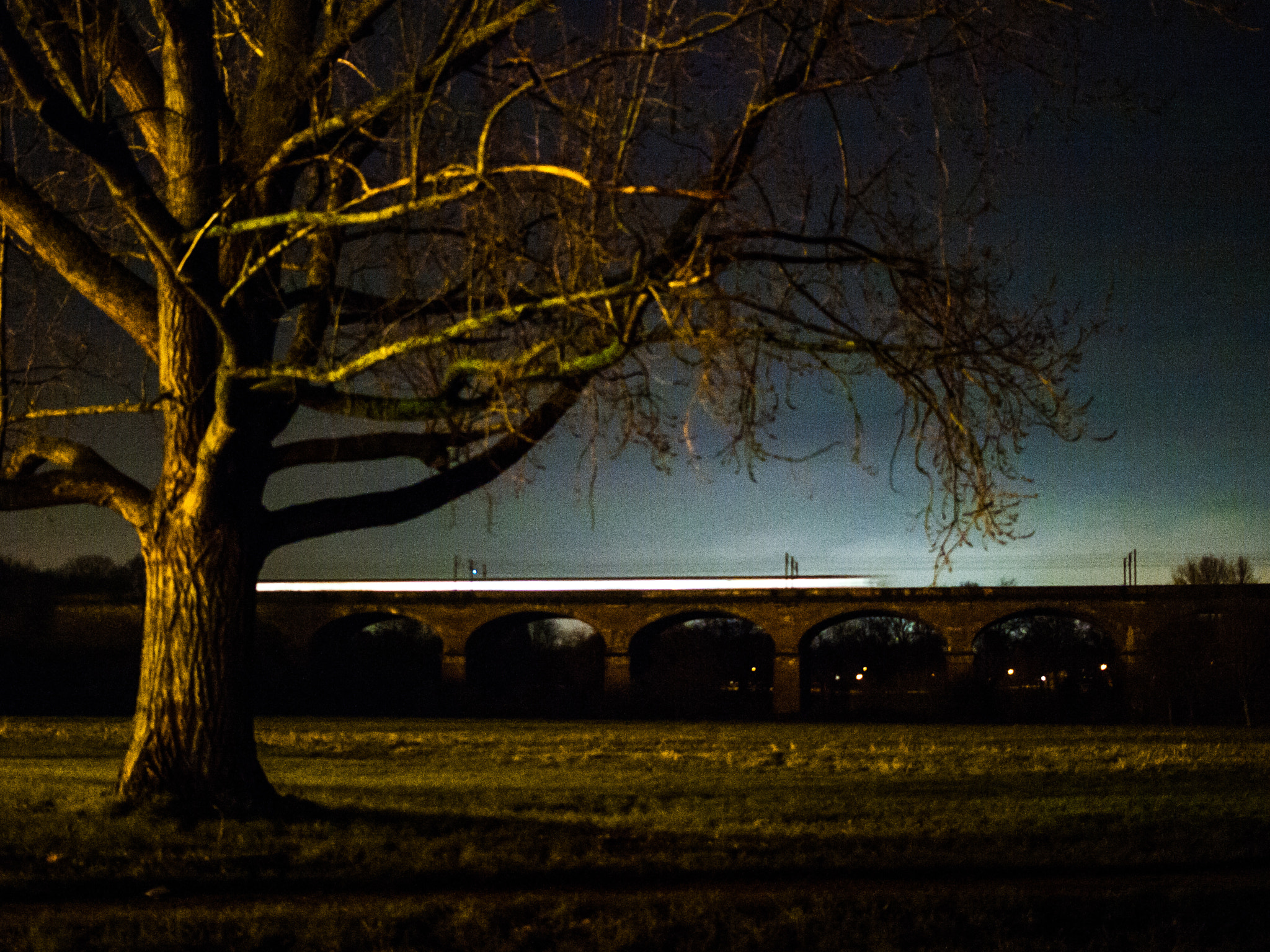 Olympus E-450 (EVOLT E-450) + Olympus Zuiko Digital 25mm F2.8 Pancake sample photo. Night train photography