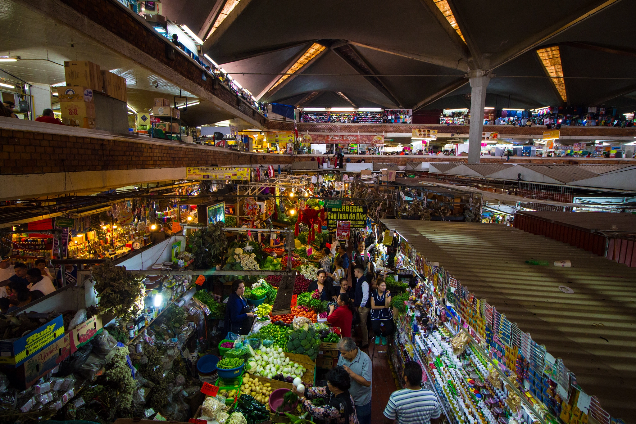 Canon EF-S 10-18mm F4.5–5.6 IS STM sample photo. Mercado de san juan de dios photography