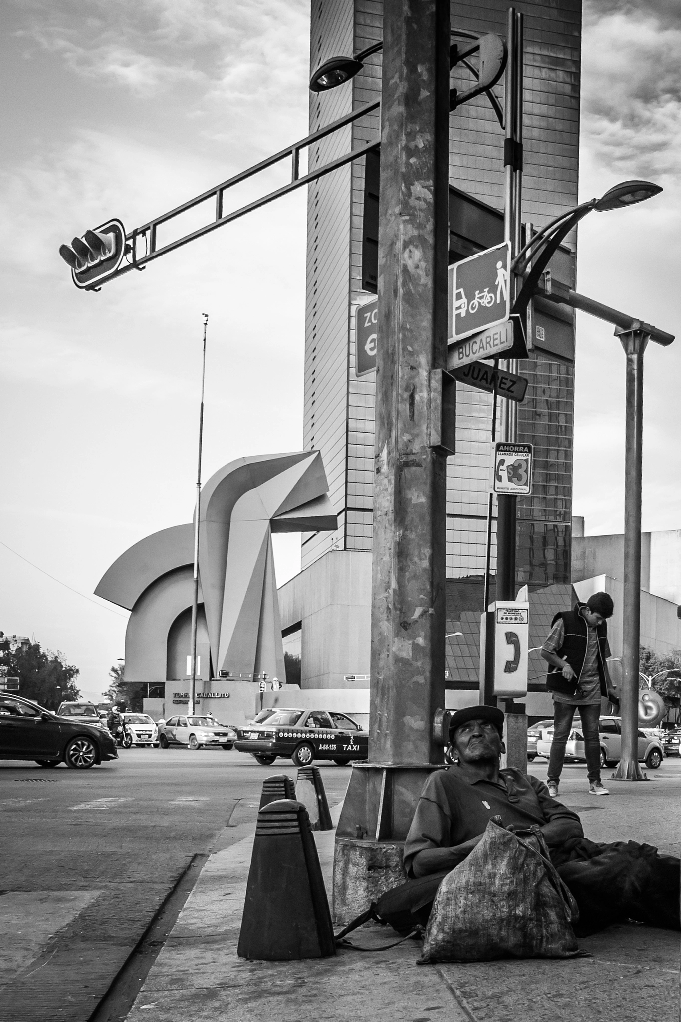 Canon EF-S 10-18mm F4.5–5.6 IS STM sample photo. Personaje urbano photography