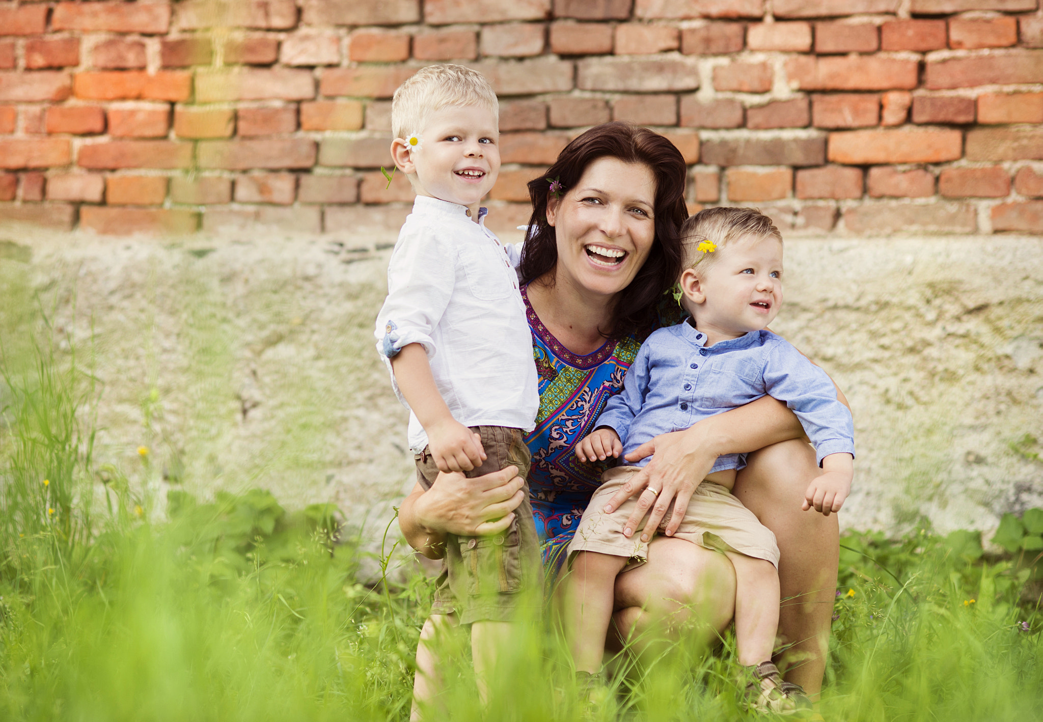 Nikon D4S + Nikon AF Nikkor 85mm F1.8D sample photo. Mother with sons relaxing together in nature photography