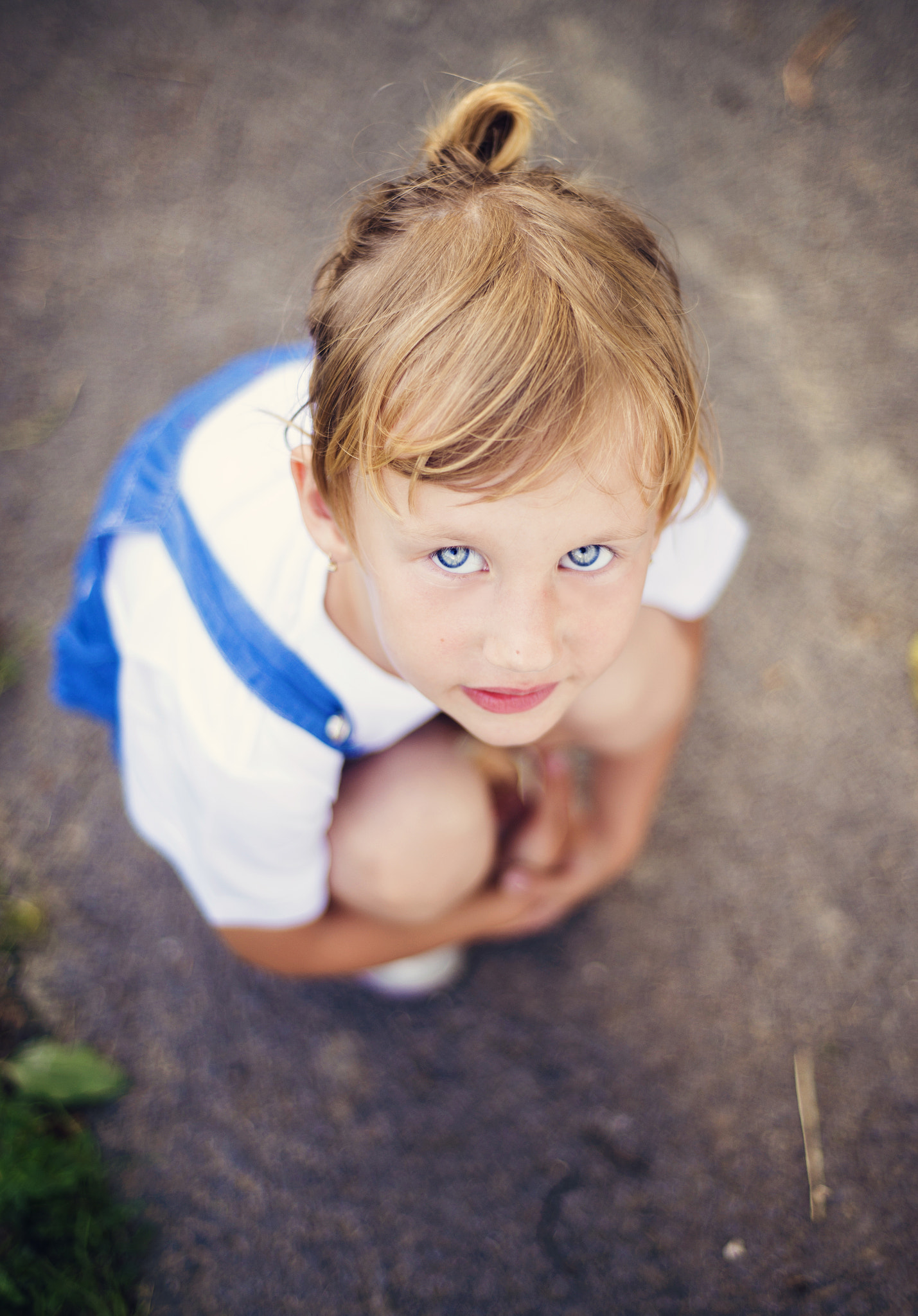 Nikon D4S + Nikon AF Nikkor 50mm F1.8D sample photo. Sad little girl on the road photography