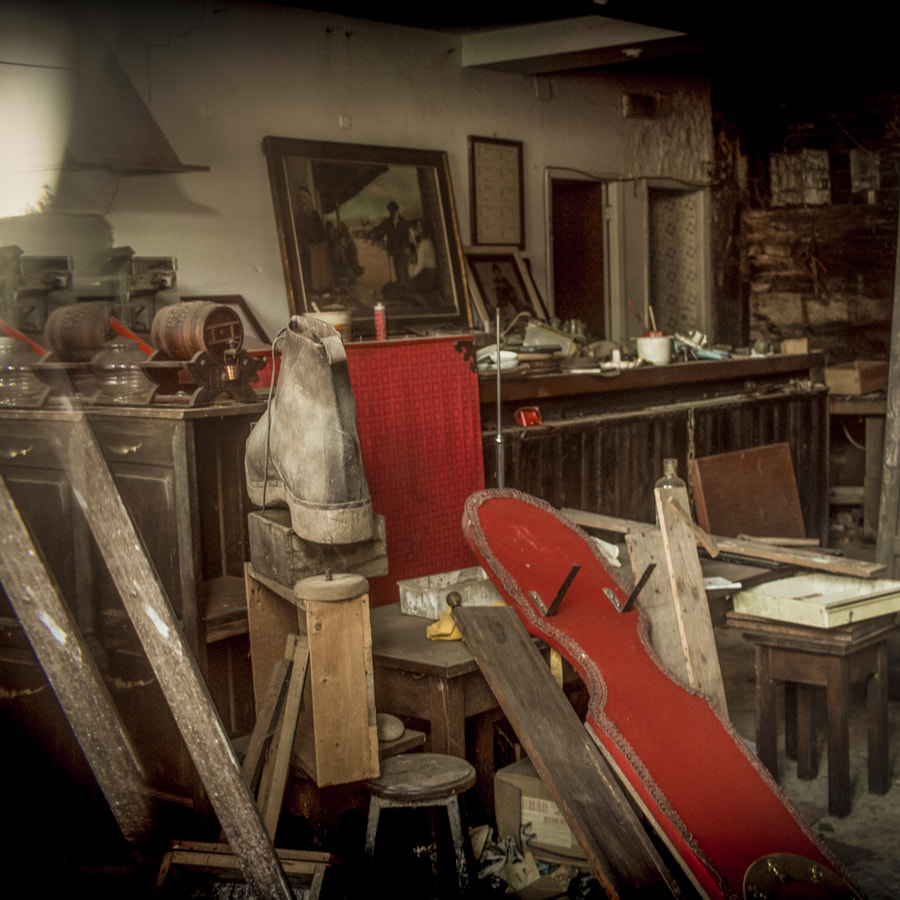 Canon EF-S 24mm F2.8 STM sample photo. Rojo(s)- red is not my favorite color photography
