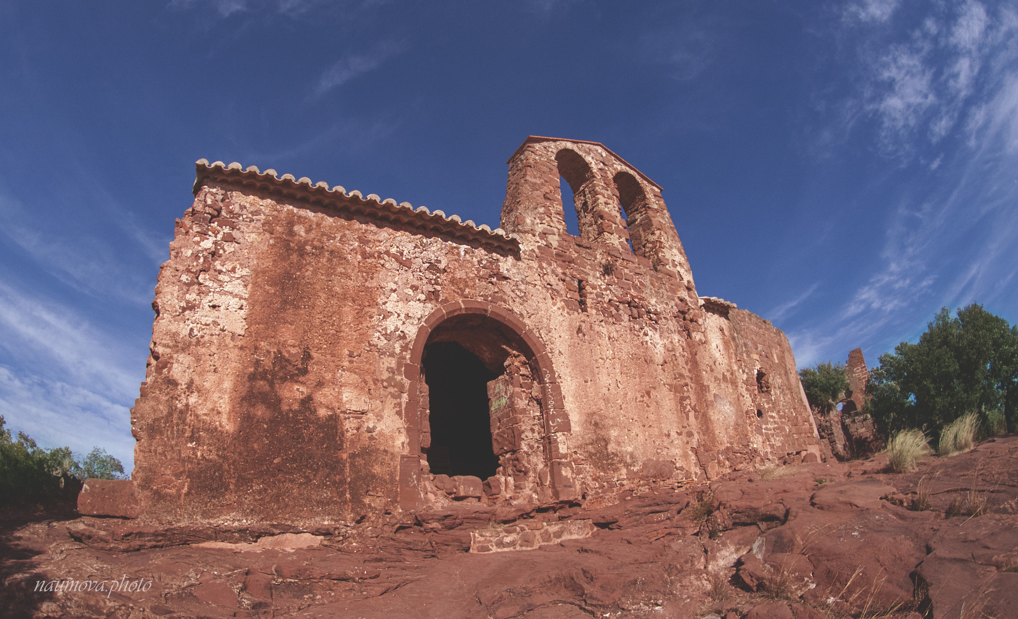Nikon AF DX Fisheye-Nikkor 10.5mm F2.8G ED sample photo. La capilla roja photography