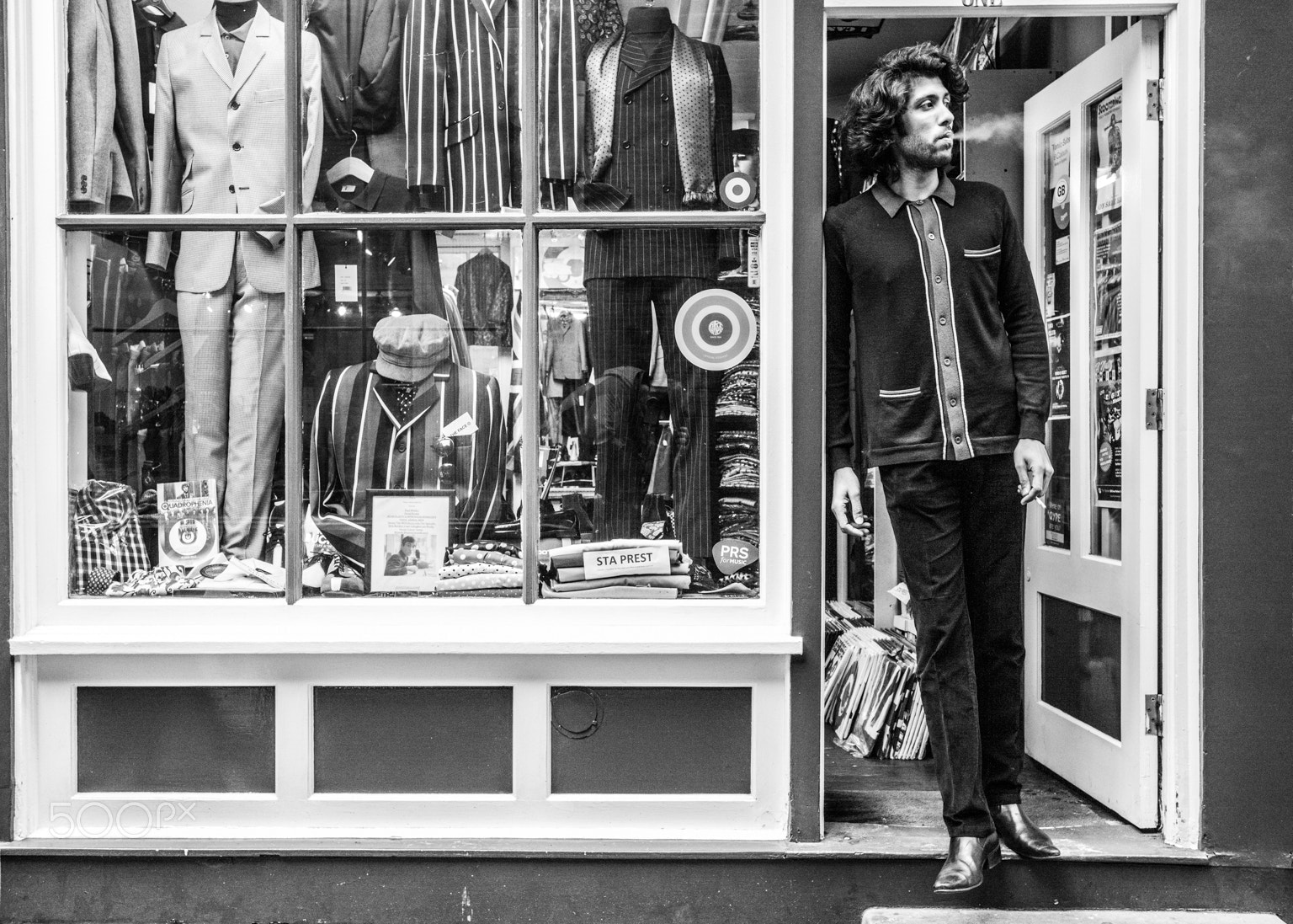 Summicron-M 1:2/35 ASPH. sample photo. Guy in a door photography