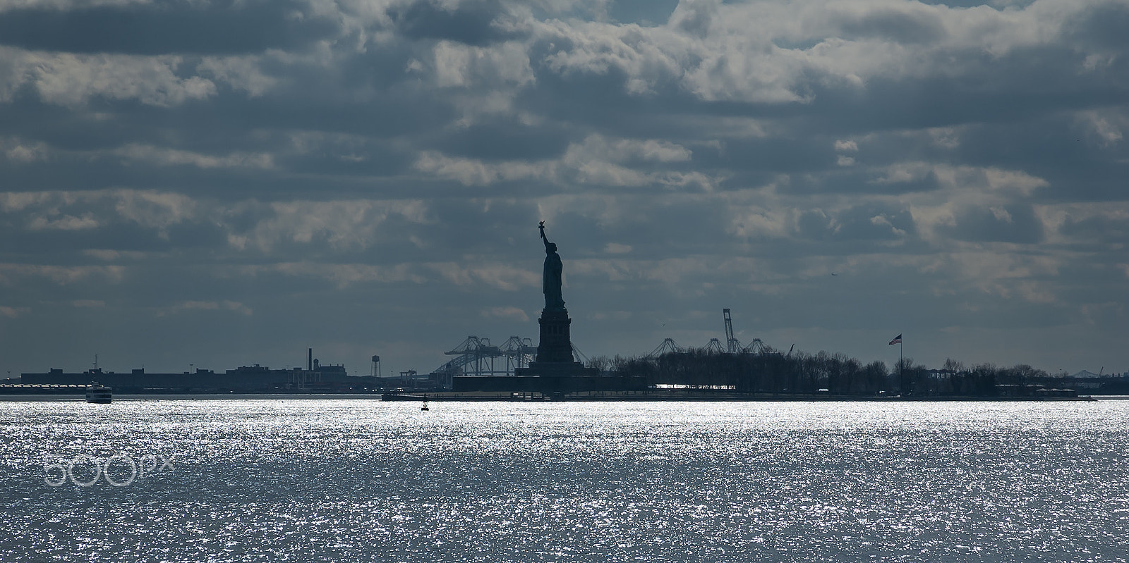 Nikon D70 + AF Zoom-Nikkor 24-120mm f/3.5-5.6D IF sample photo. Statue of liberty photography