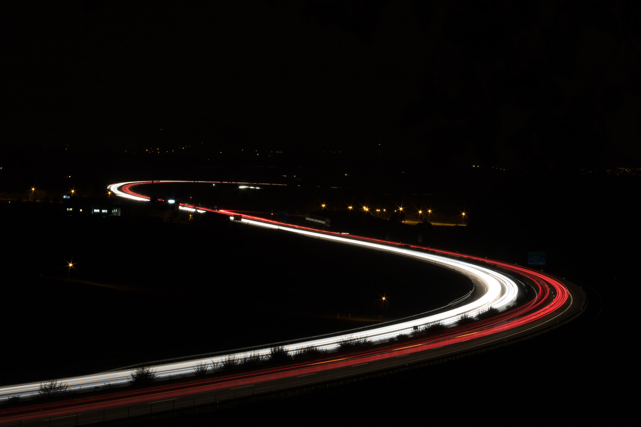 Canon EOS 7D Mark II + Canon EF 28-135mm F3.5-5.6 IS USM sample photo. Freeway by night photography