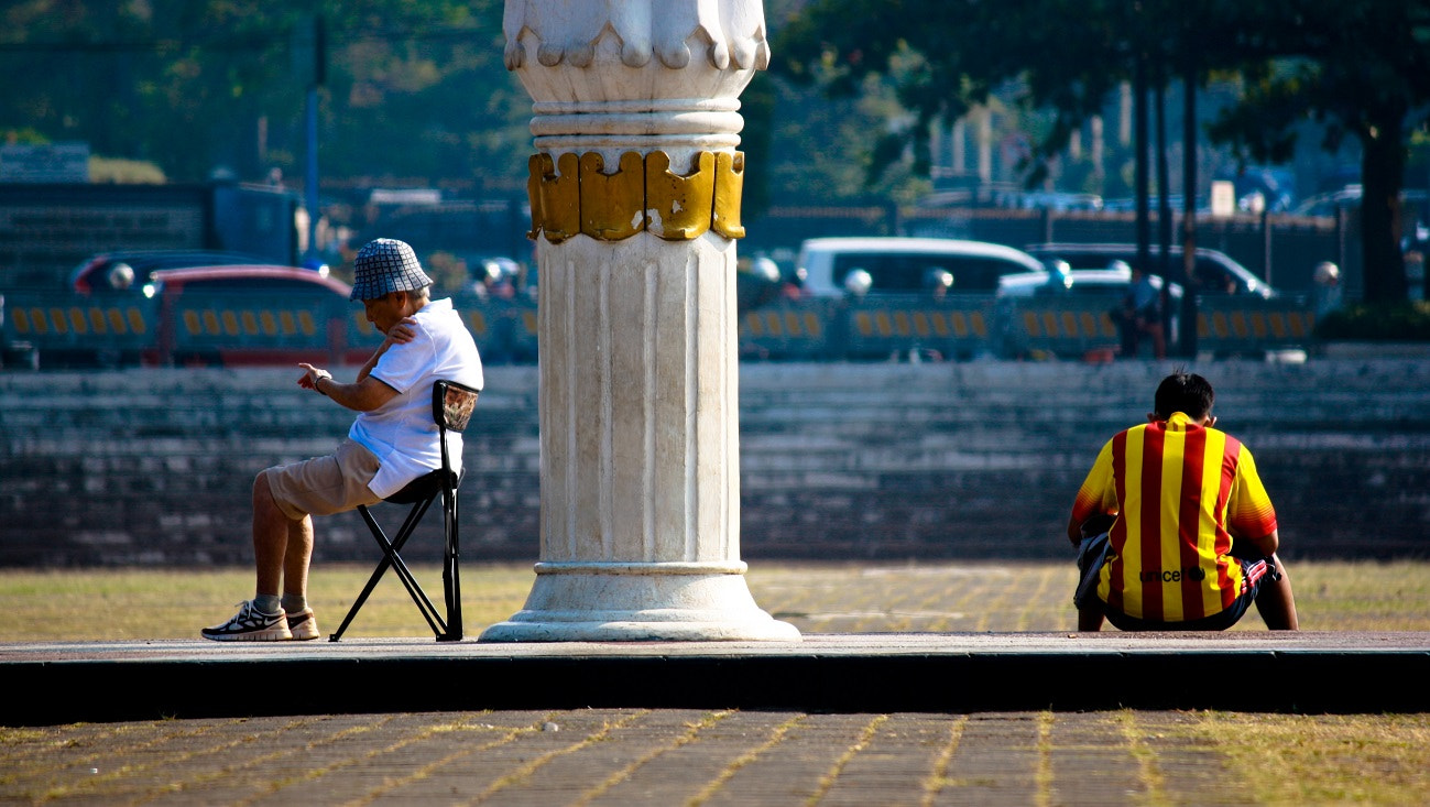 Canon EOS 1000D (EOS Digital Rebel XS / EOS Kiss F) sample photo. Both sides of the column photography
