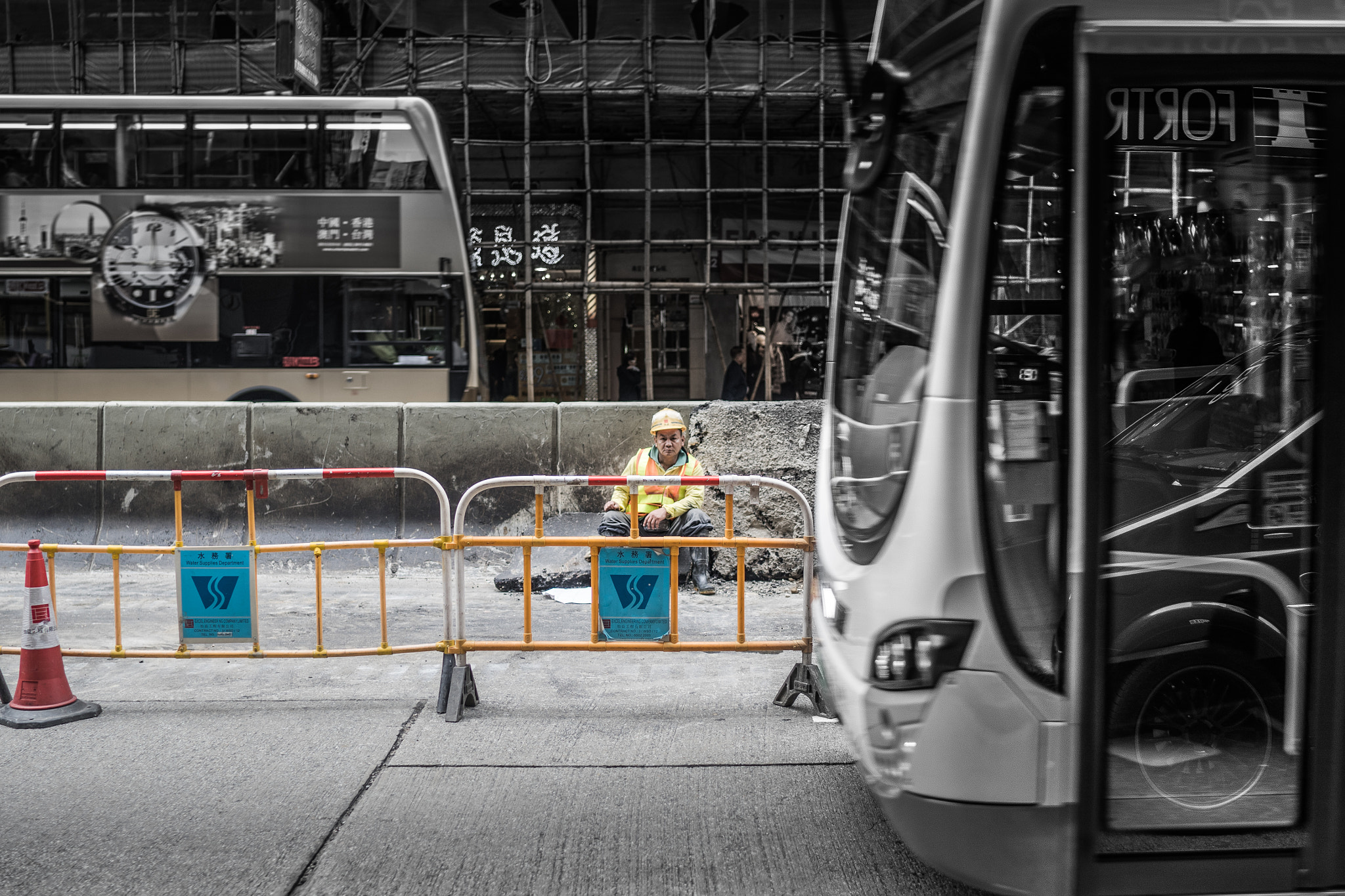 Sony a7 + FE 35mm F0 ZA sample photo. Staring road worker in the middle of a busy road in hong kong photography