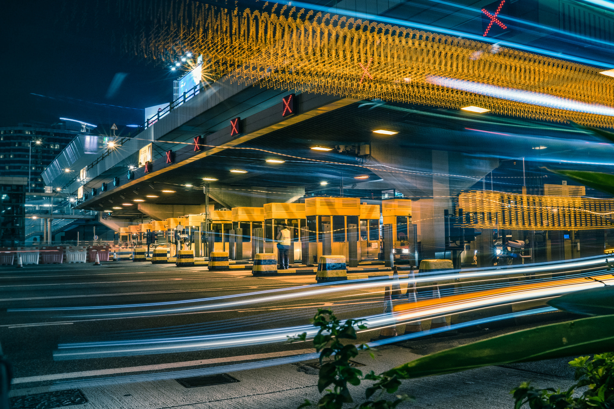 Sony a7 + FE 35mm F0 ZA sample photo. Beautiful light of bus at cross harbour tunnel in hong kong photography