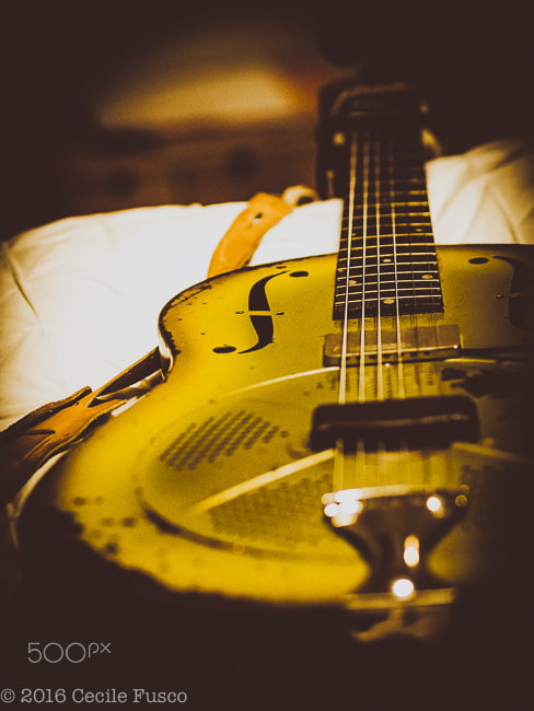Olympus OM-D E-M10 + Olympus M.Zuiko Digital ED 75mm F1.8 sample photo. Guitar photography