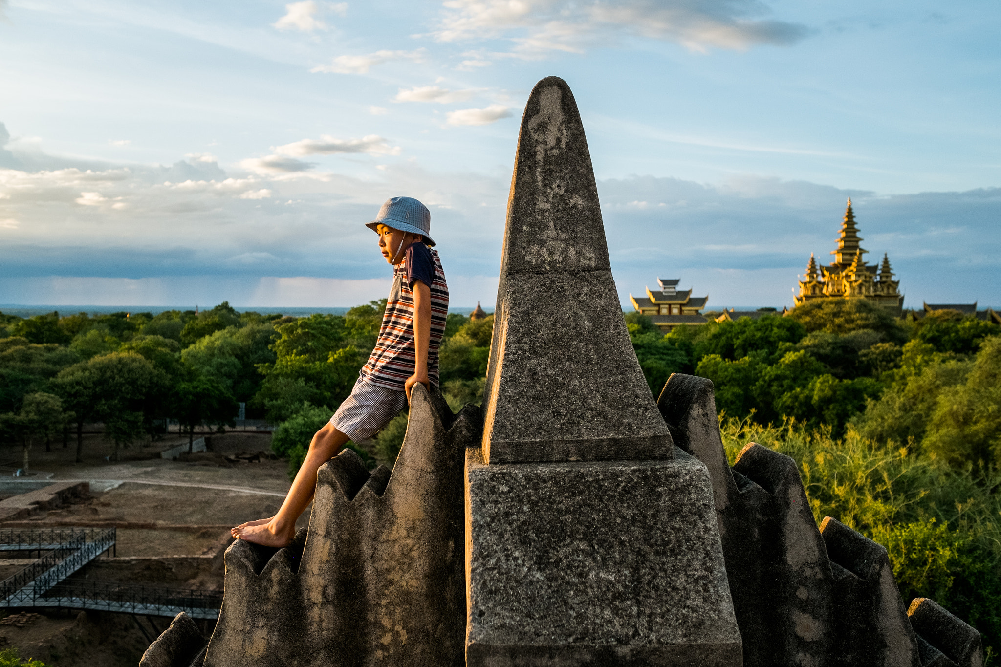Fujifilm X-E1 + Fujifilm XF 23mm F1.4 R sample photo. Watching the sunset from a bagan temple photography