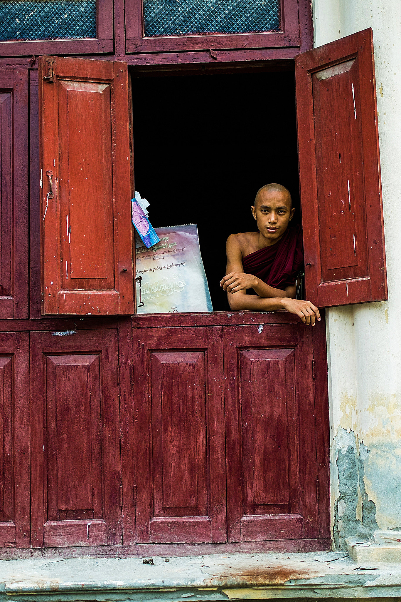 Fujifilm X-E1 + Fujifilm XF 23mm F1.4 R sample photo. Monk in window in mandalay, myanmar photography