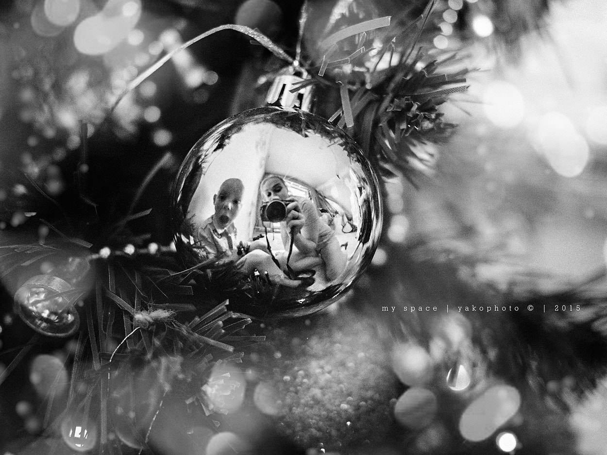 Olympus OM-D E-M10 + LUMIX G 20/F1.7 II sample photo. отражение праздника photography