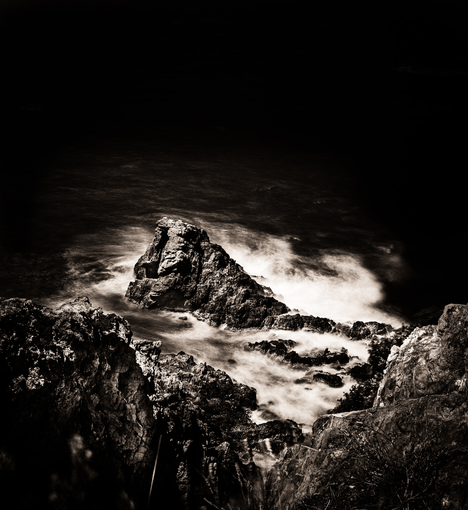 Tamron SP AF 17-50mm F2.8 XR Di II LD Aspherical (IF) sample photo. Rock and sea photography