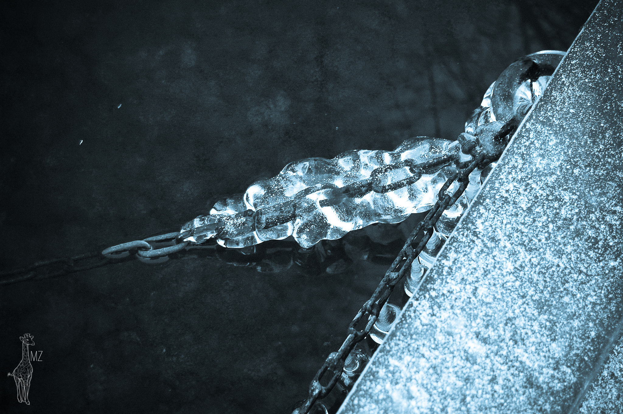 AF Zoom-Nikkor 28-80mm f/3.5-5.6D sample photo. Ice chain photography