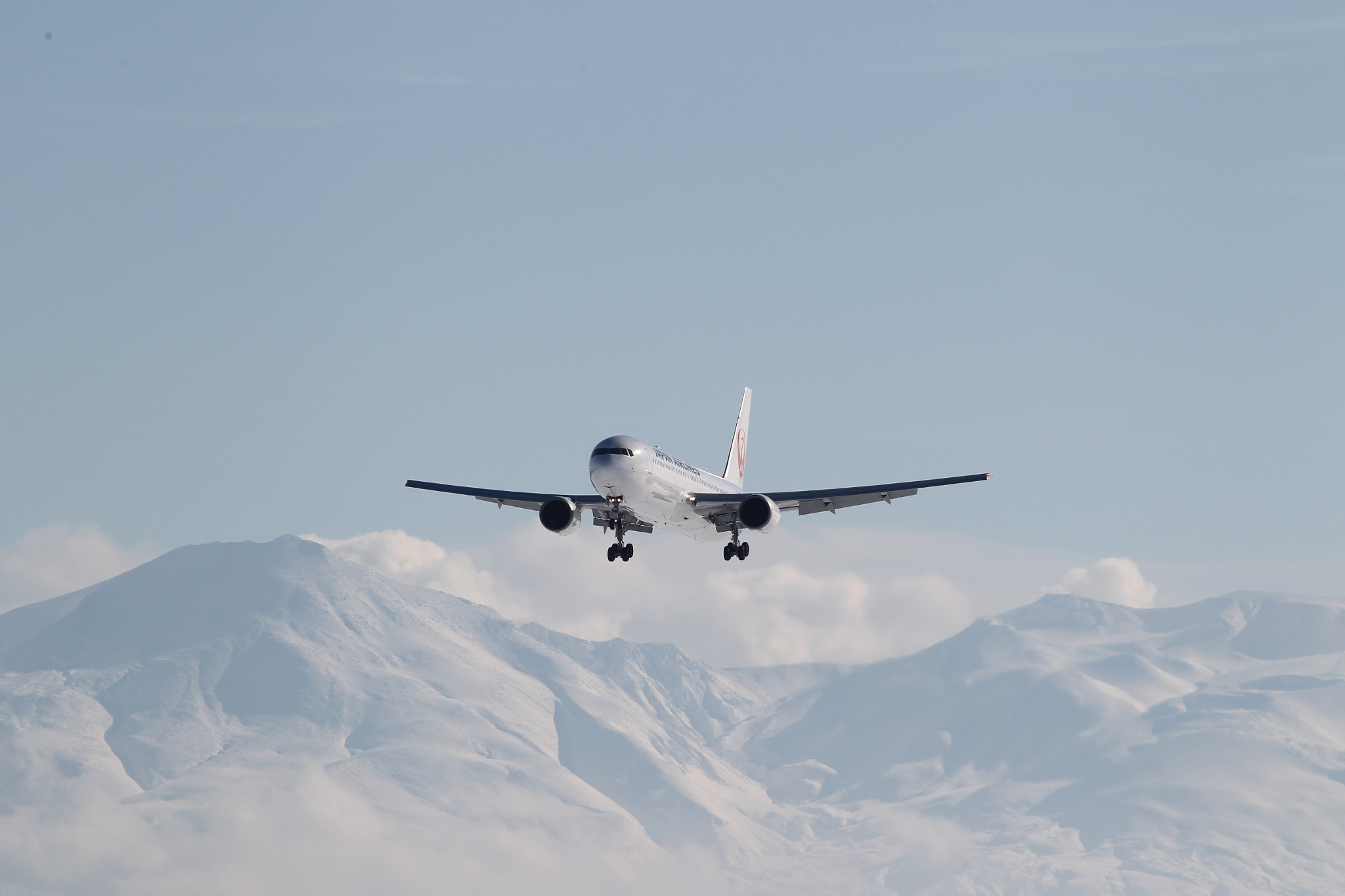 Canon EF 70-300mm F4-5.6L IS USM sample photo. Aircraft to land the snow mountain in back photography