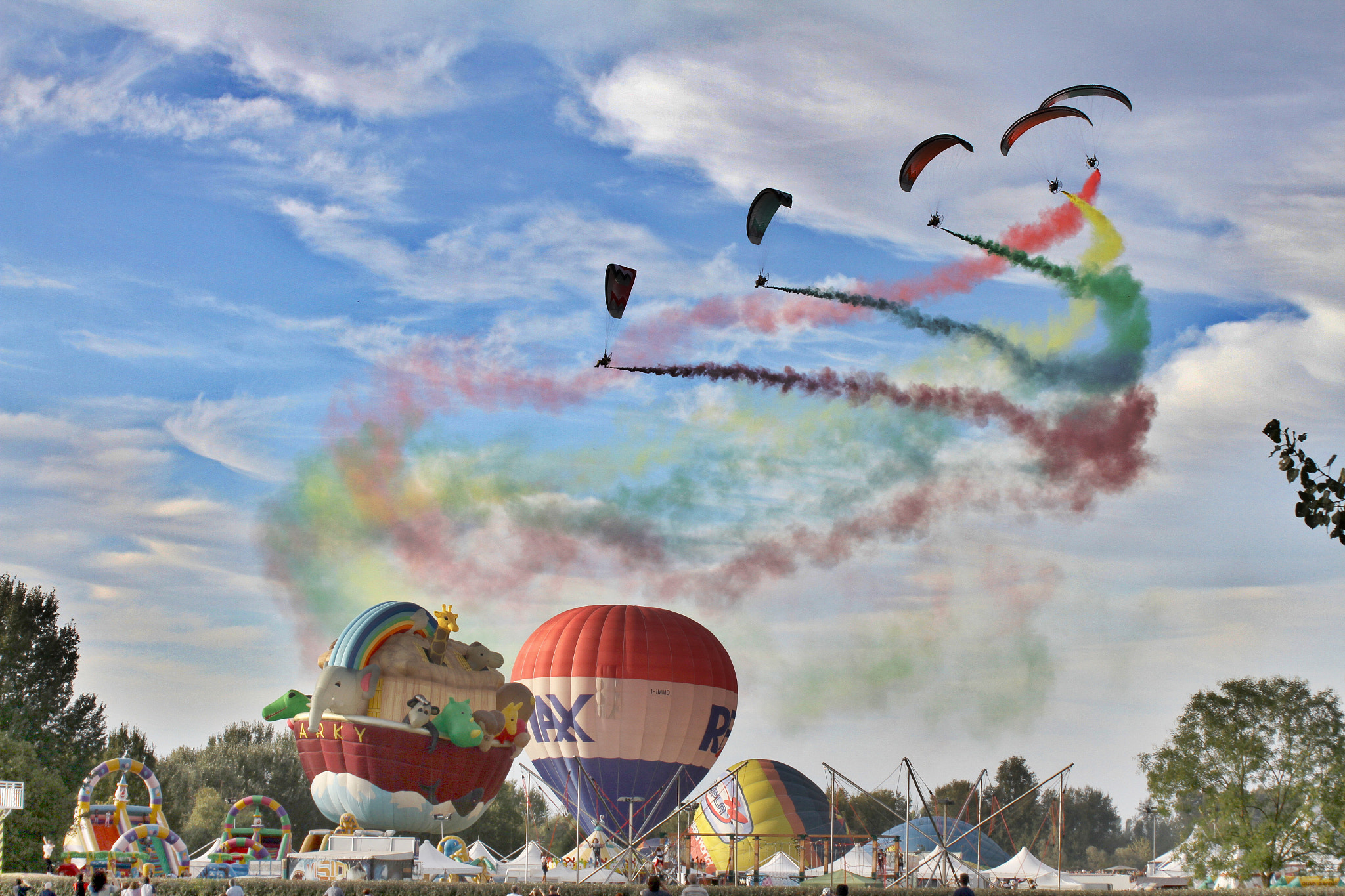 Sigma 50-200mm F4-5.6 DC OS HSM sample photo. Sky show photography