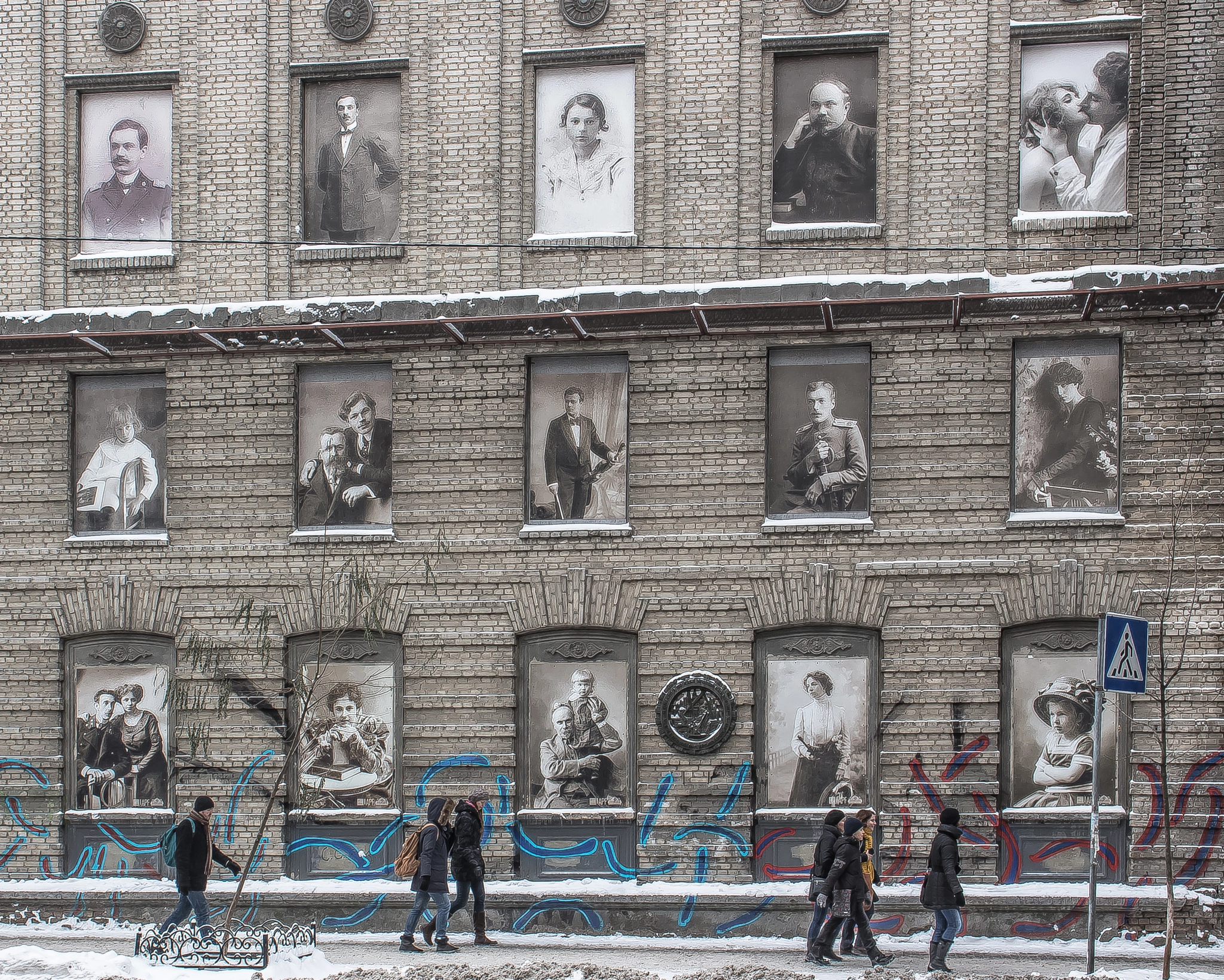 Canon EF 24mm F2.8 IS USM sample photo. "Заглядывая в окна" photography