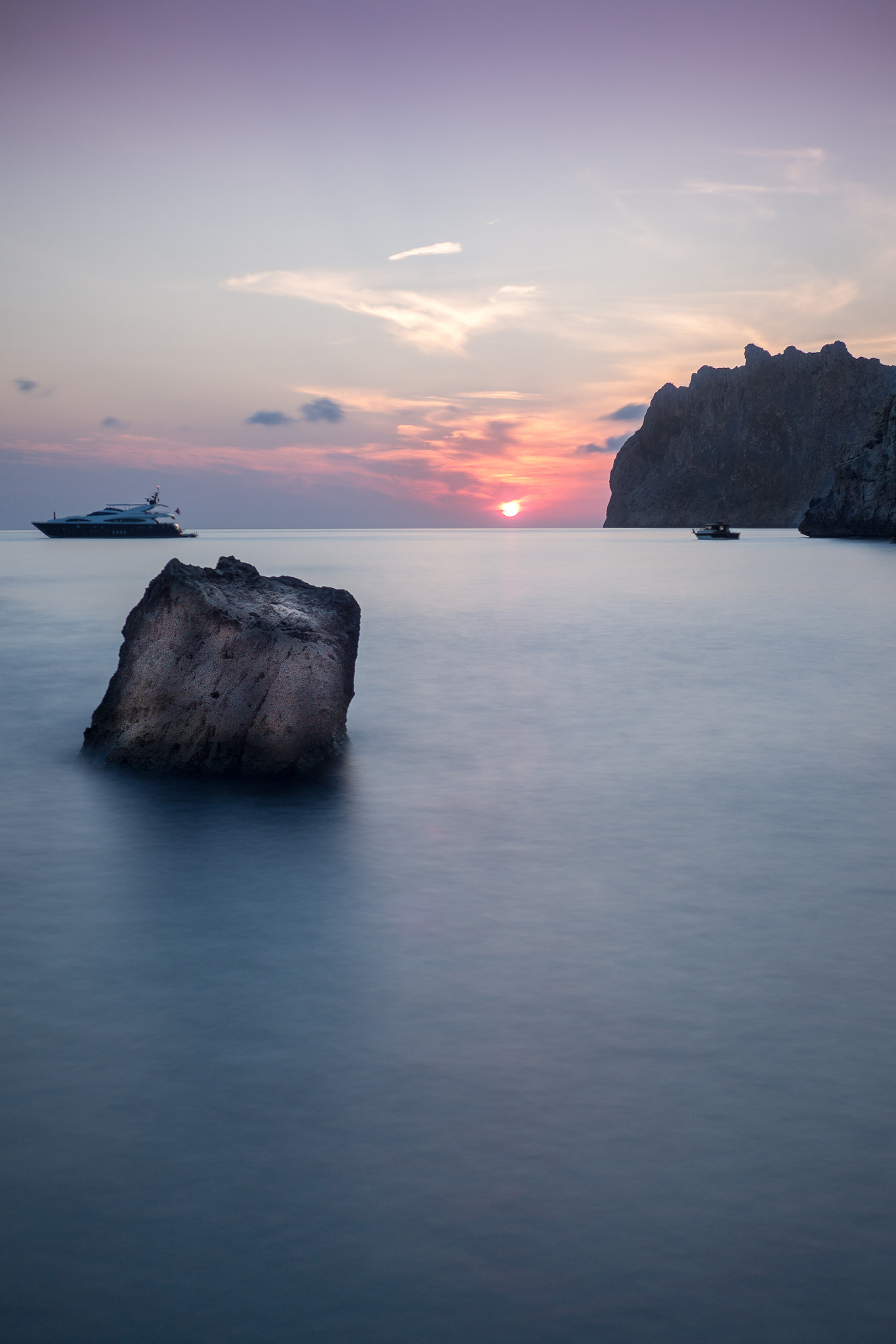Olympus OM-D E-M10 + LUMIX G 20/F1.7 II sample photo. Bay of cala san vicente photography