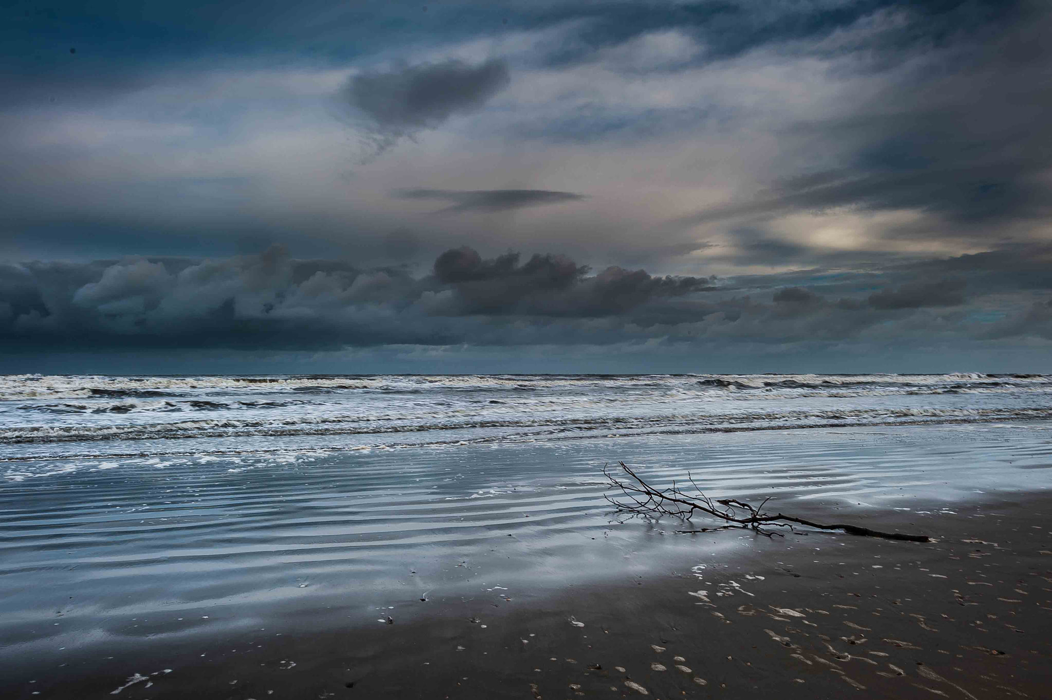 Nikon D700 + Nikon AF-S Nikkor 24mm F1.4G ED sample photo. Ameland beach photography