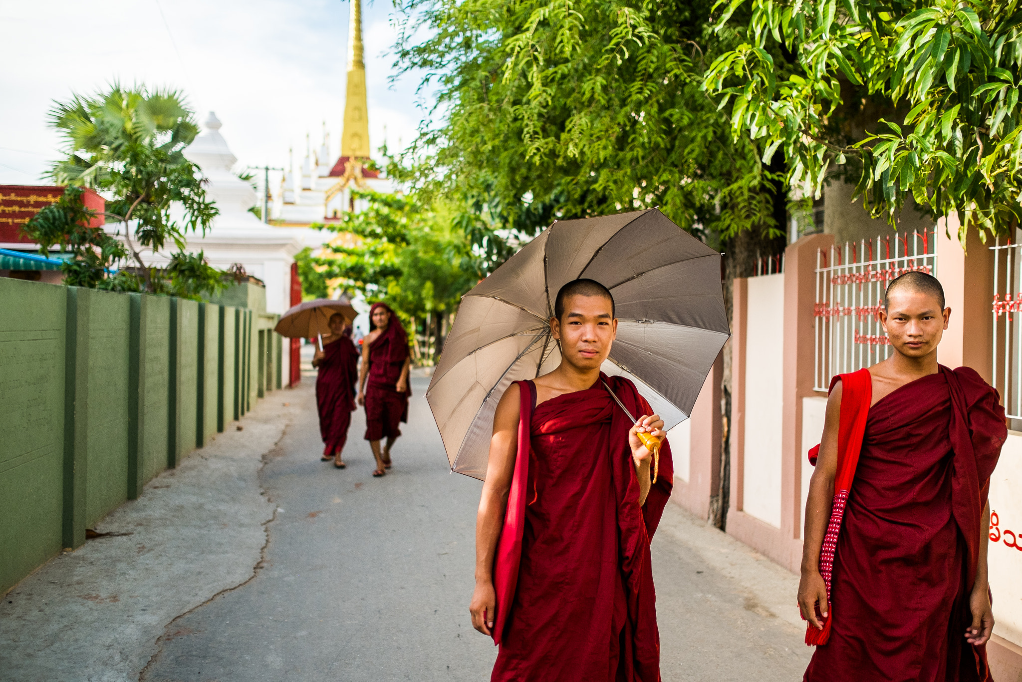 Fujifilm X-E1 + Fujifilm XF 23mm F1.4 R sample photo. Afternoon in a burmese monastery photography