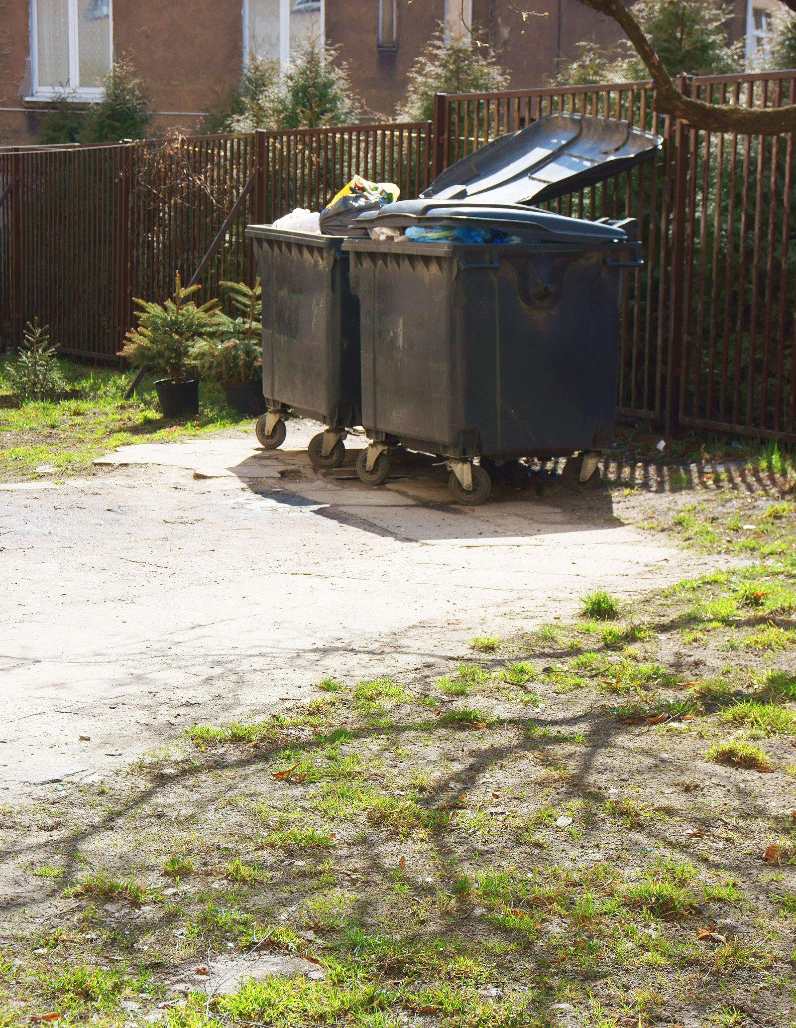 Sony Alpha NEX-5N + Sony E 16-50mm F3.5-5.6 PZ OSS sample photo. Two trash containers photography