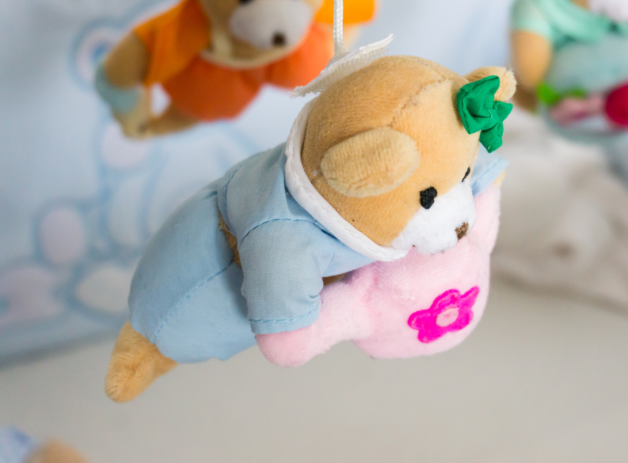 Sony Alpha NEX-5N + Sony E 16-50mm F3.5-5.6 PZ OSS sample photo. Hanging plush bears photography