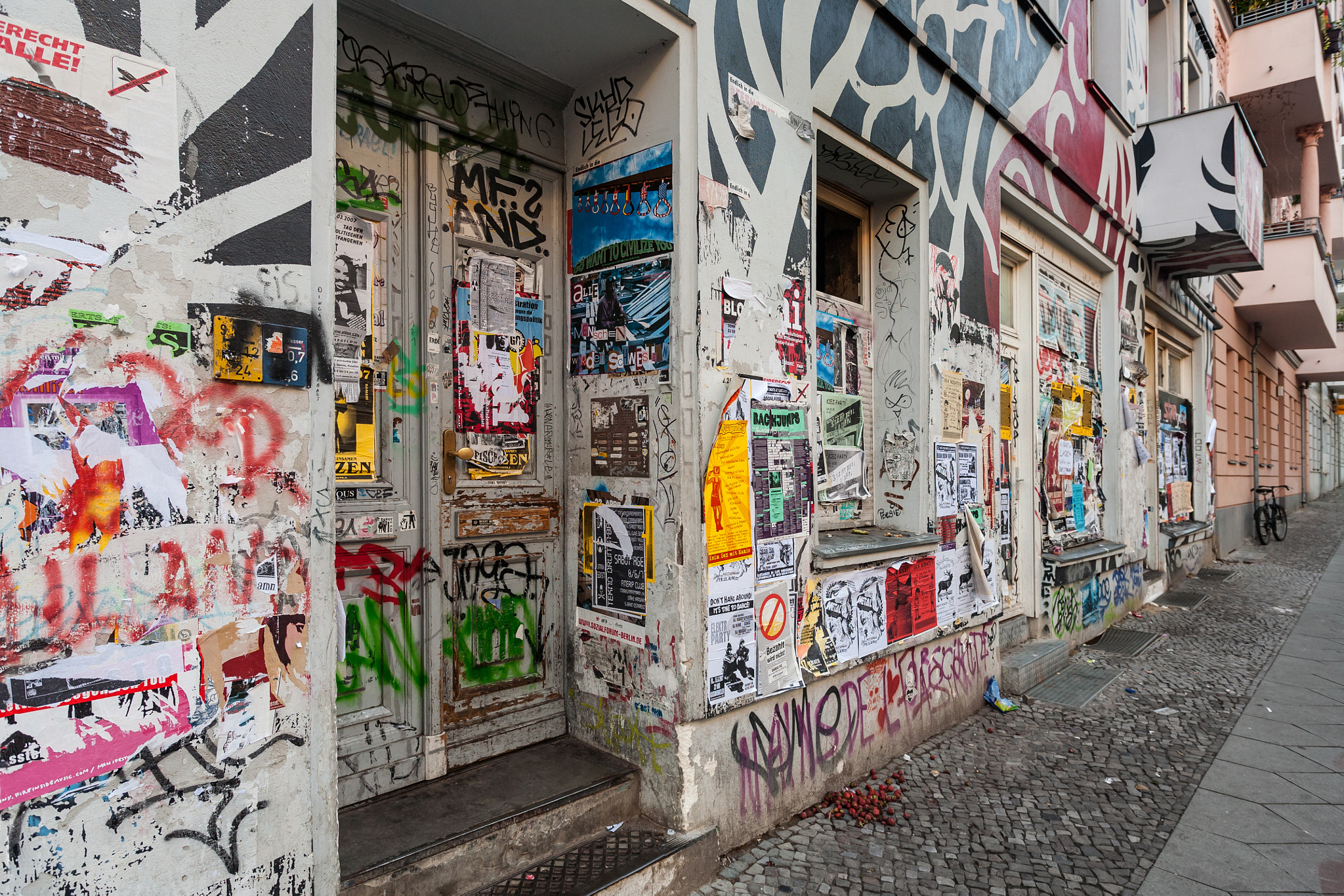 Canon EOS 5D + Sigma 20mm EX f/1.8 sample photo. Graffiti in samariterstraße photography