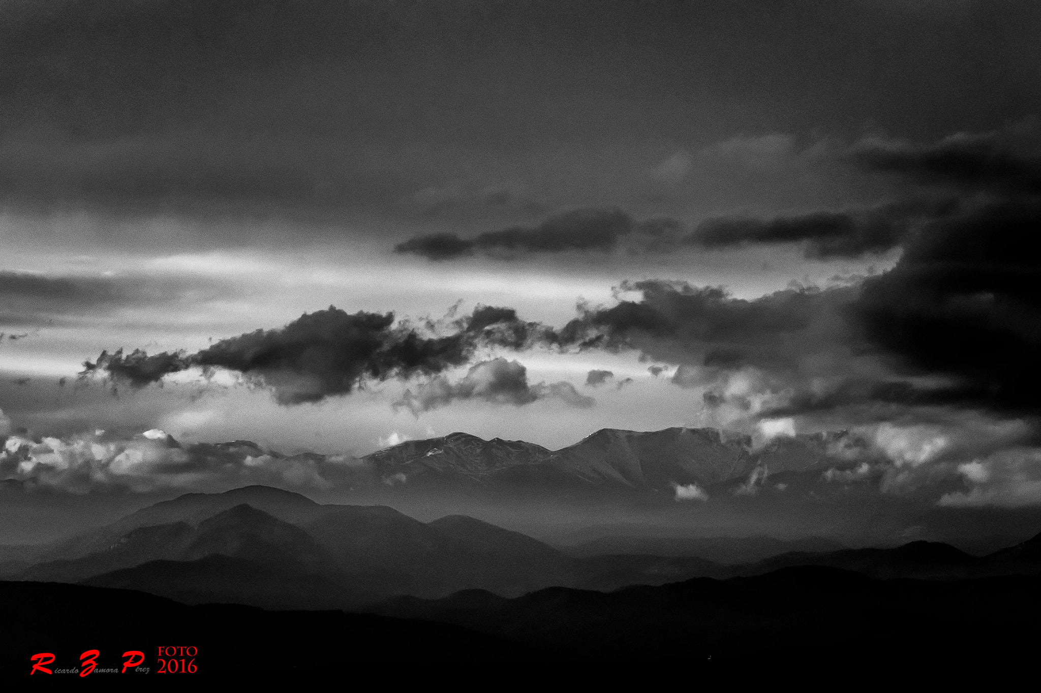 Sony Alpha DSLR-A700 + Minolta AF 135mm F2.8 sample photo. Atardecer en las montañas photography