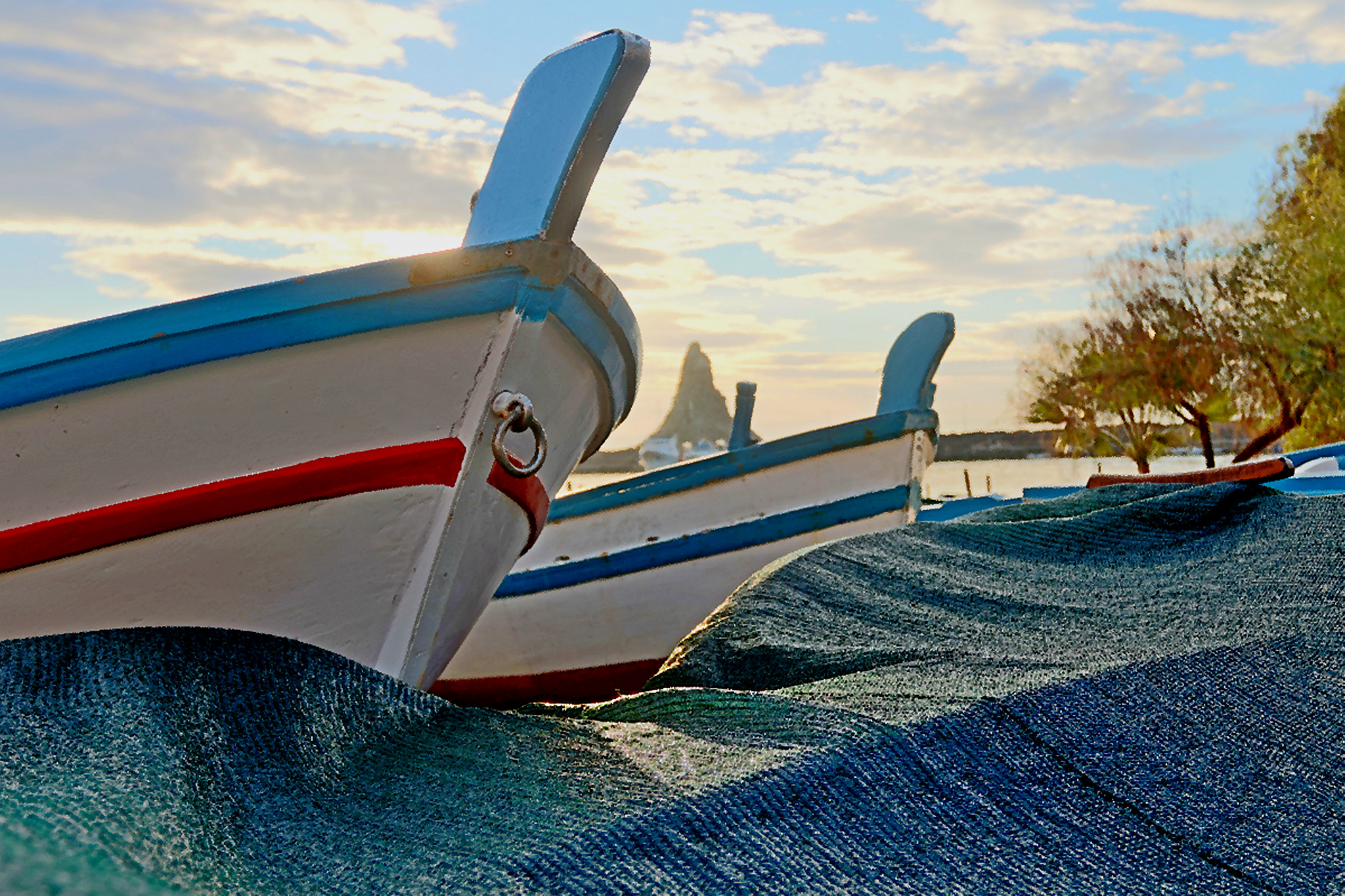 Canon EOS 760D (EOS Rebel T6s / EOS 8000D) + Canon EF 17-40mm F4L USM sample photo. Waiting boats. photography