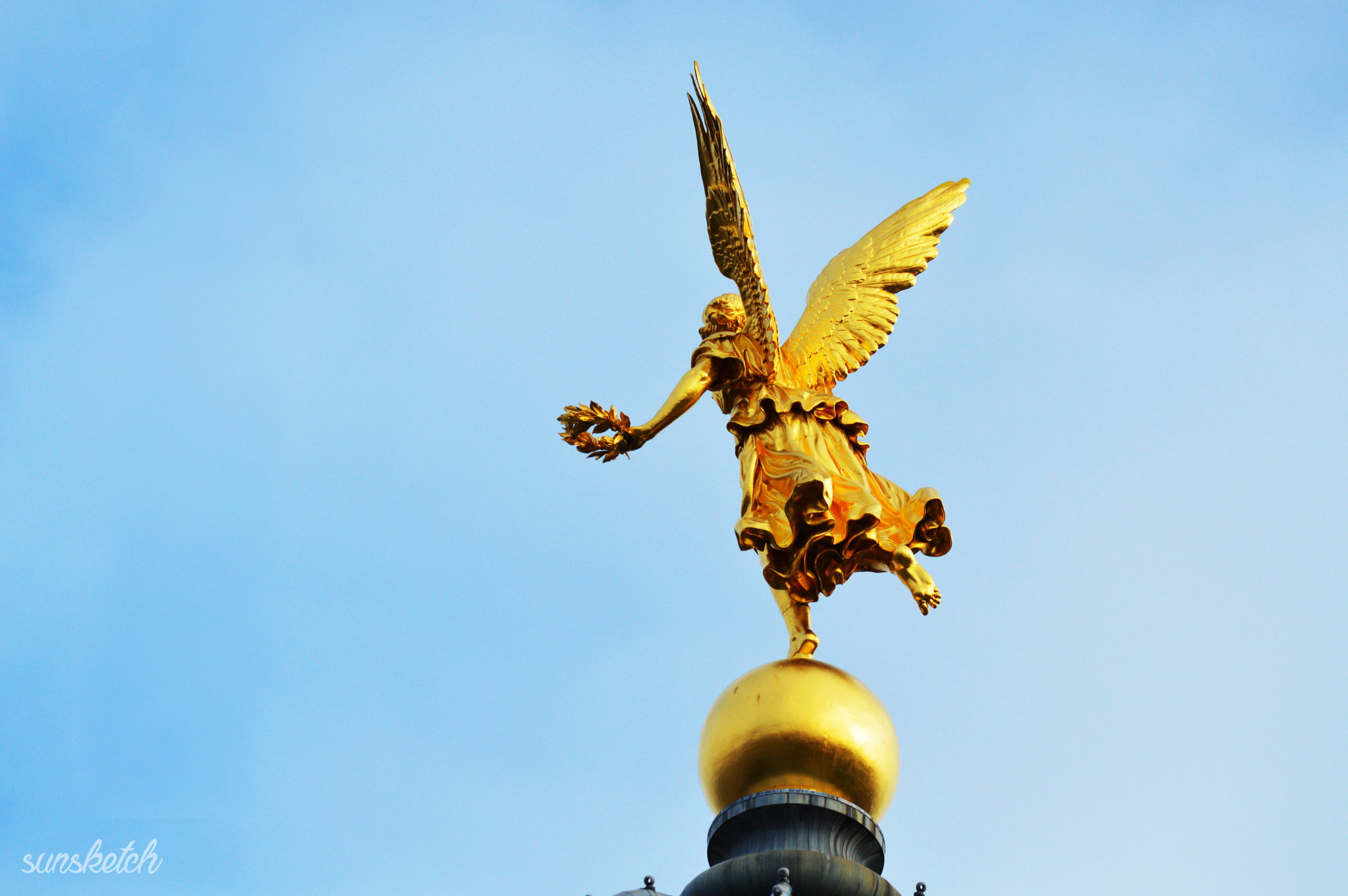 Sigma 70-200mm F2.8 EX DG OS HSM sample photo. Golden statue photography