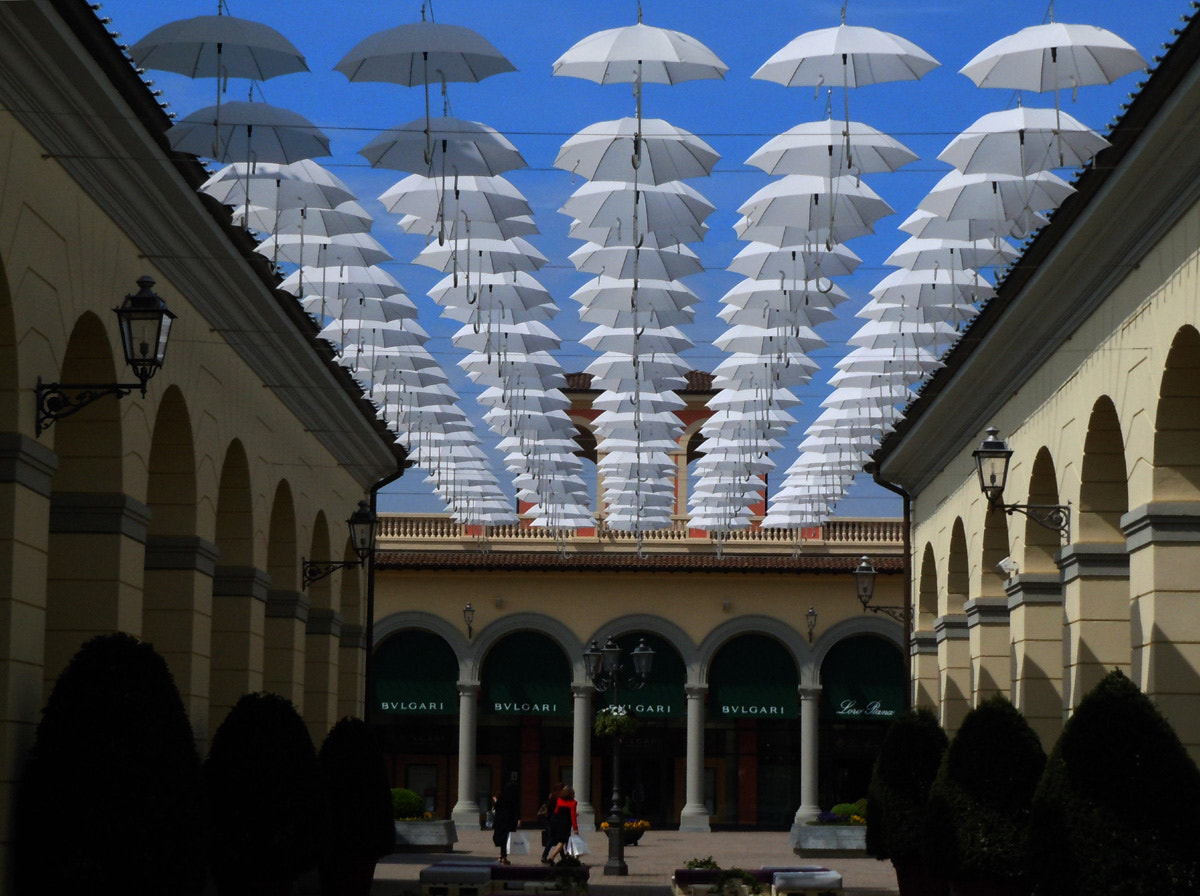 Nikon Coolpix S6000 sample photo. The umbrellas photography