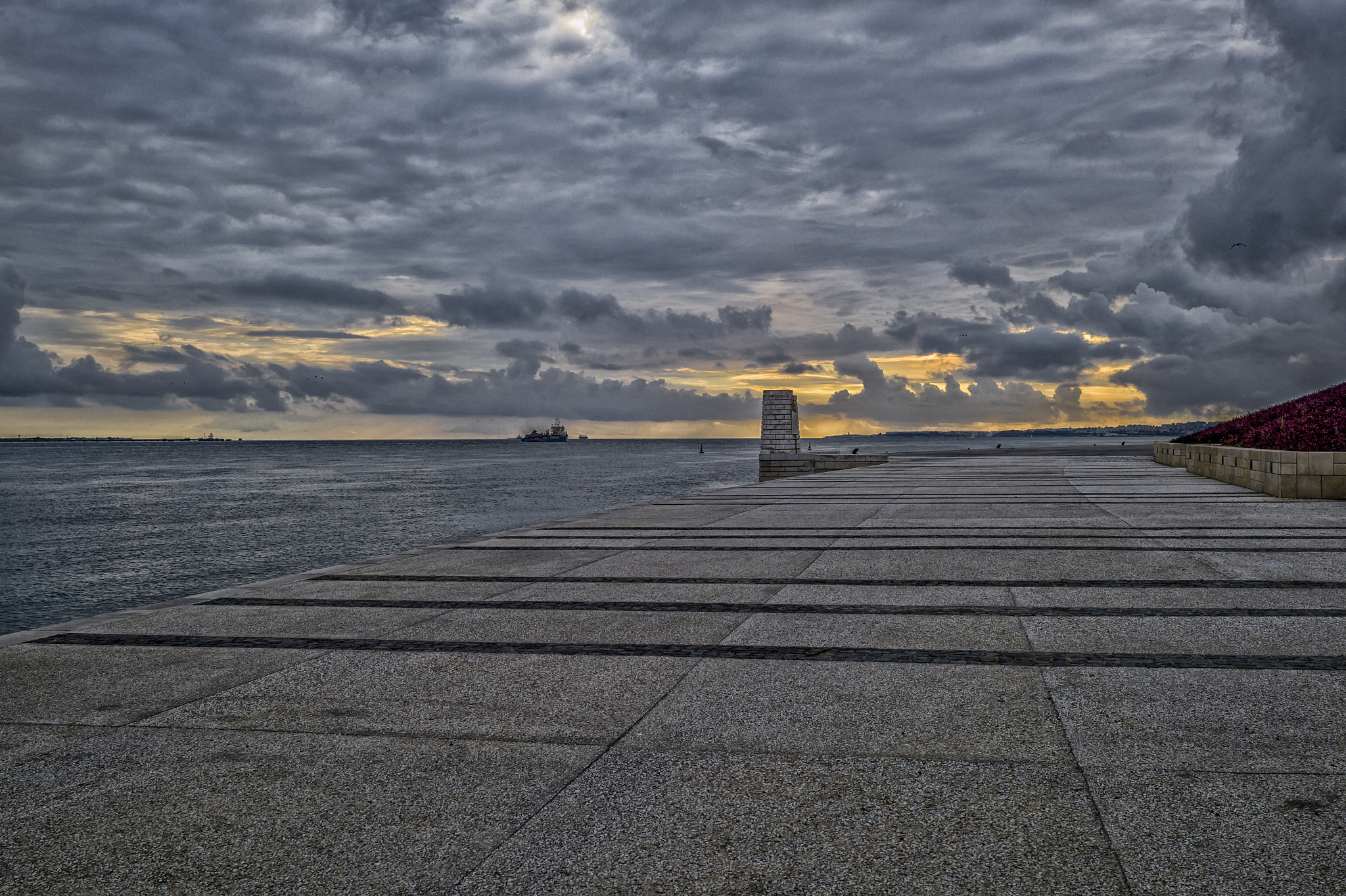 Leica M9 + Leica Elmar-M 24mm F3.8 ASPH sample photo. Rio tejo photography