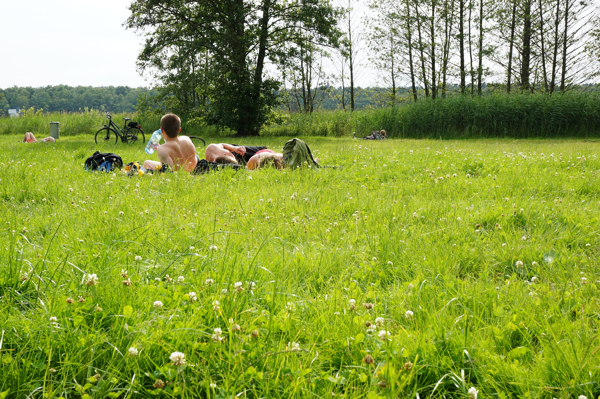 Sony Alpha NEX-6 + Sony E 30mm F3.5 Macro sample photo. Resting people photography