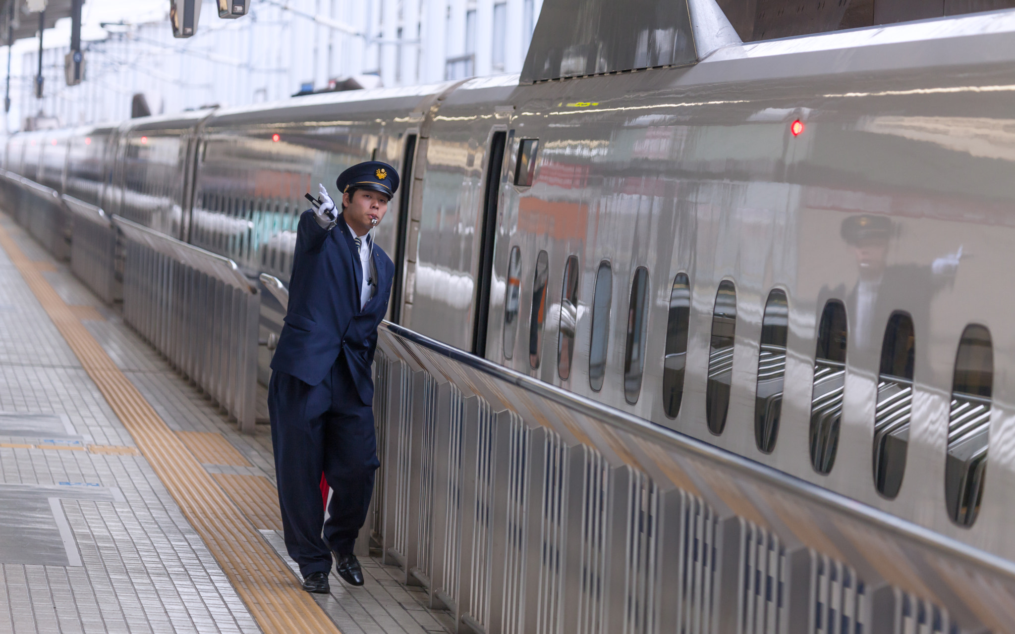 Canon EOS-1Ds Mark III + Canon EF 100-400mm F4.5-5.6L IS USM sample photo. Bullet train in tokyo station photography